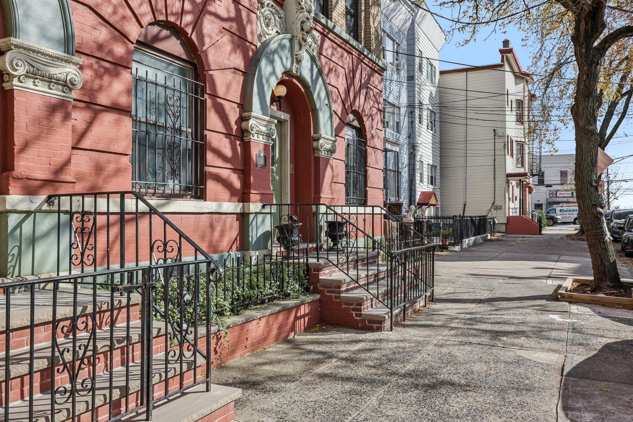 492 PAVONIA AVE Unit: Apt 3