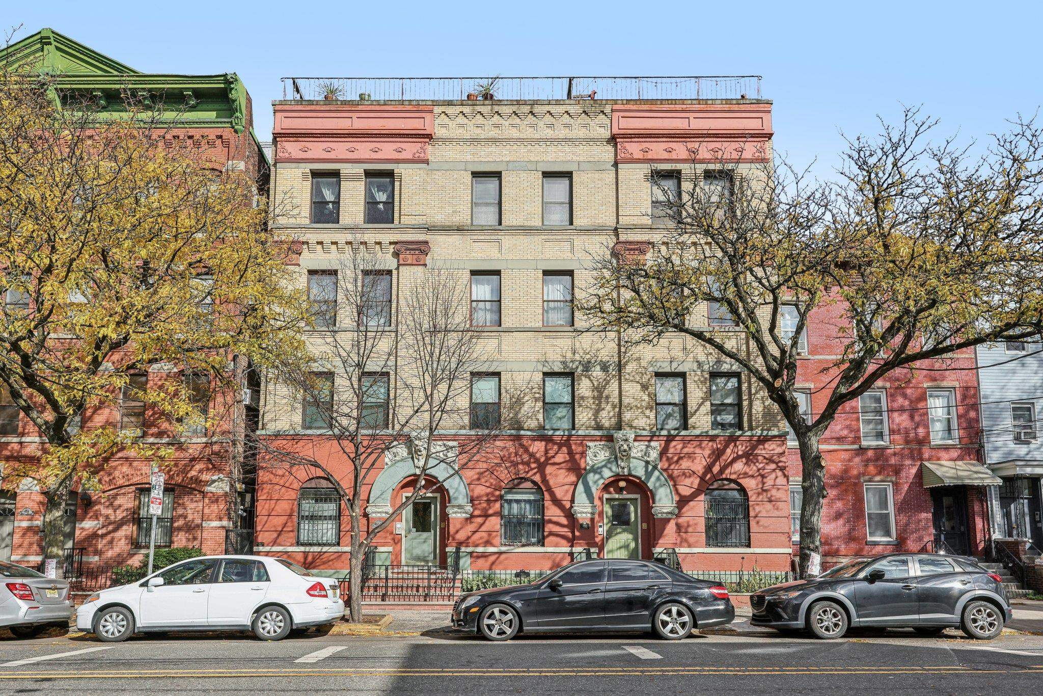 492 PAVONIA AVE Unit: Apt 3