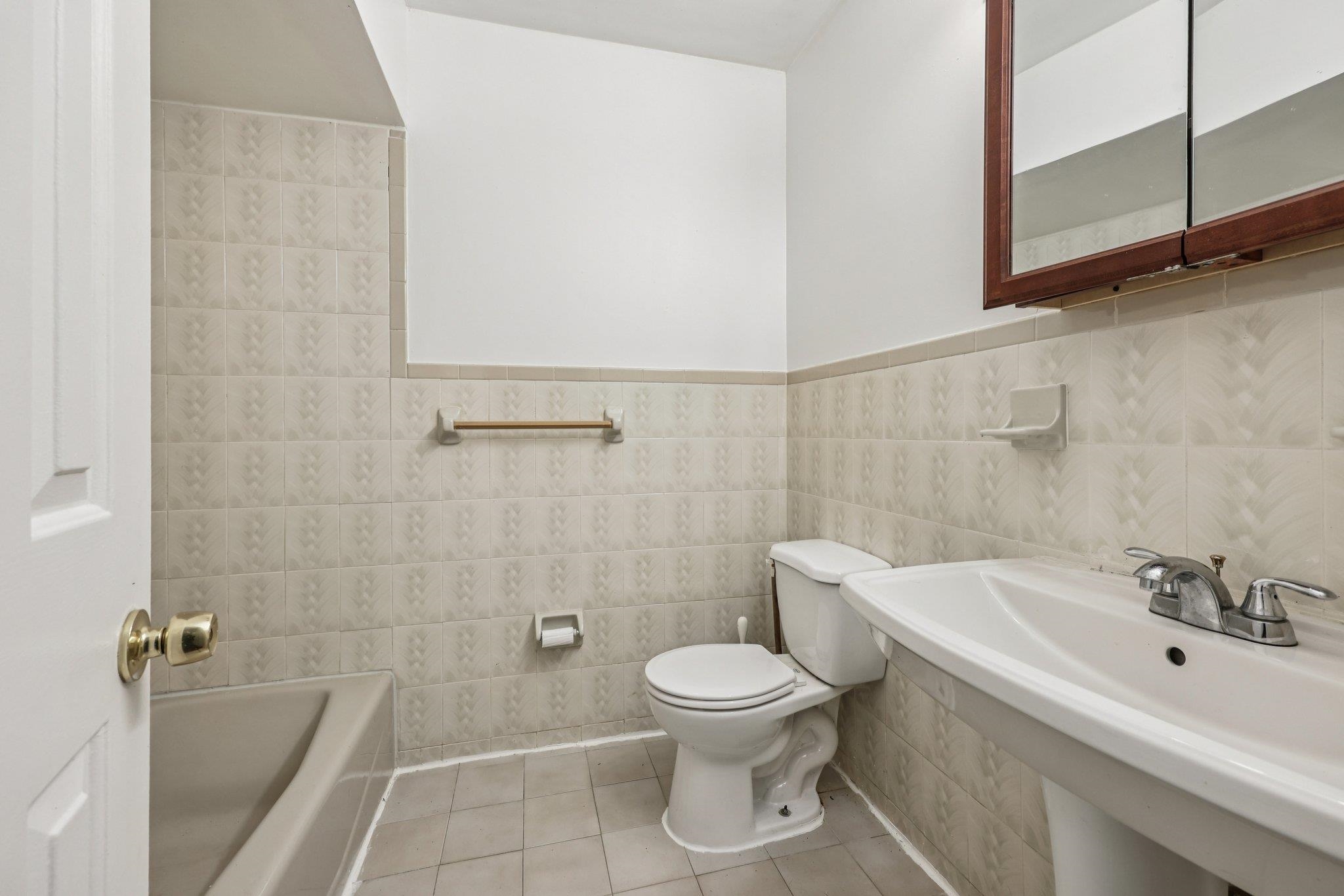 492 PAVONIA AVE Unit: Apt 3