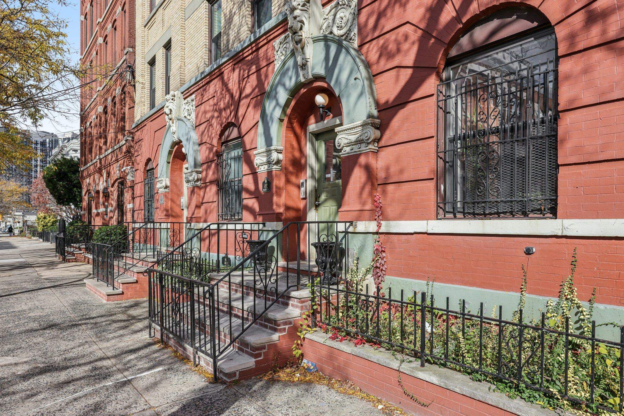 492 PAVONIA AVE Unit: Apt 3