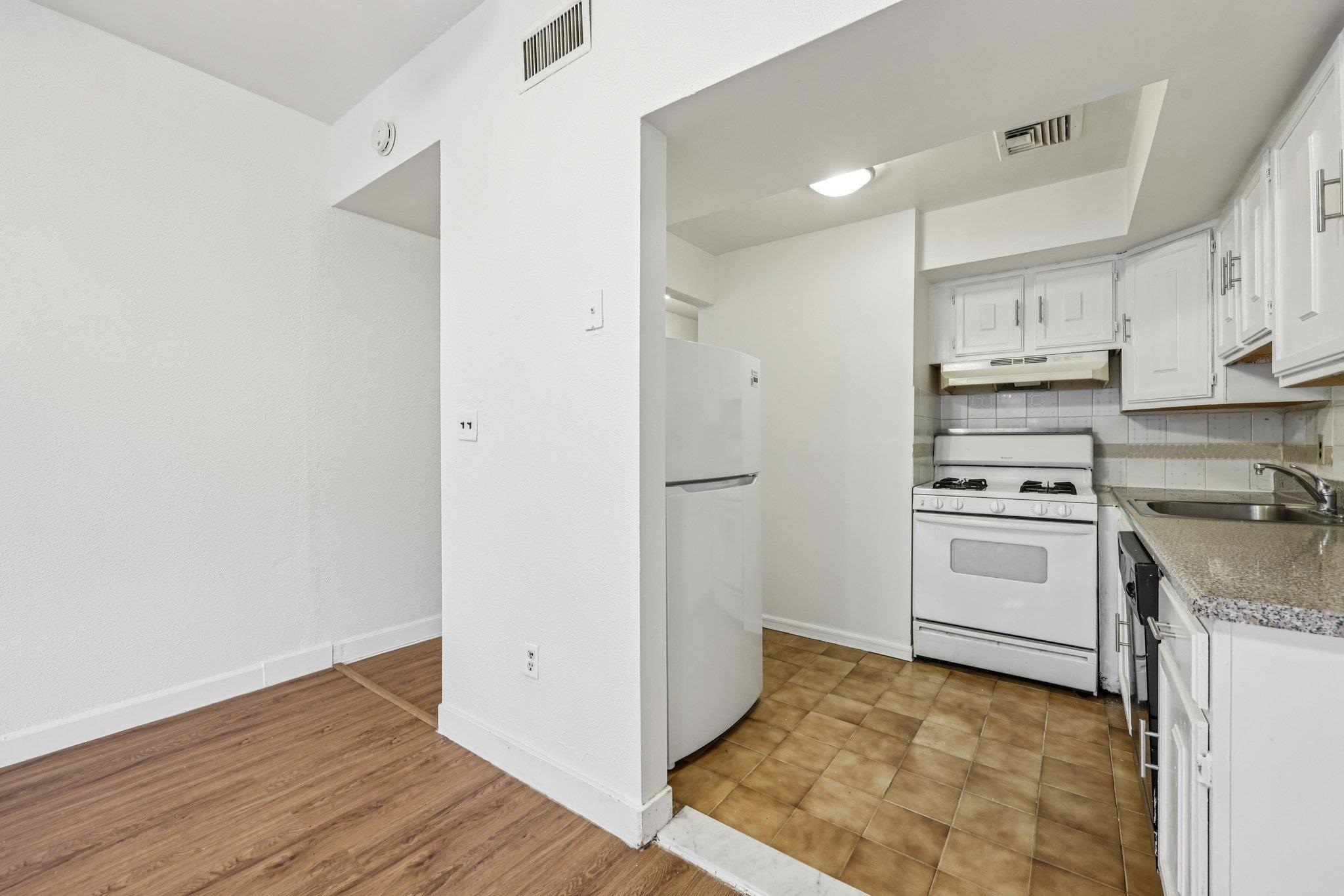 492 PAVONIA AVE Unit: Apt 3