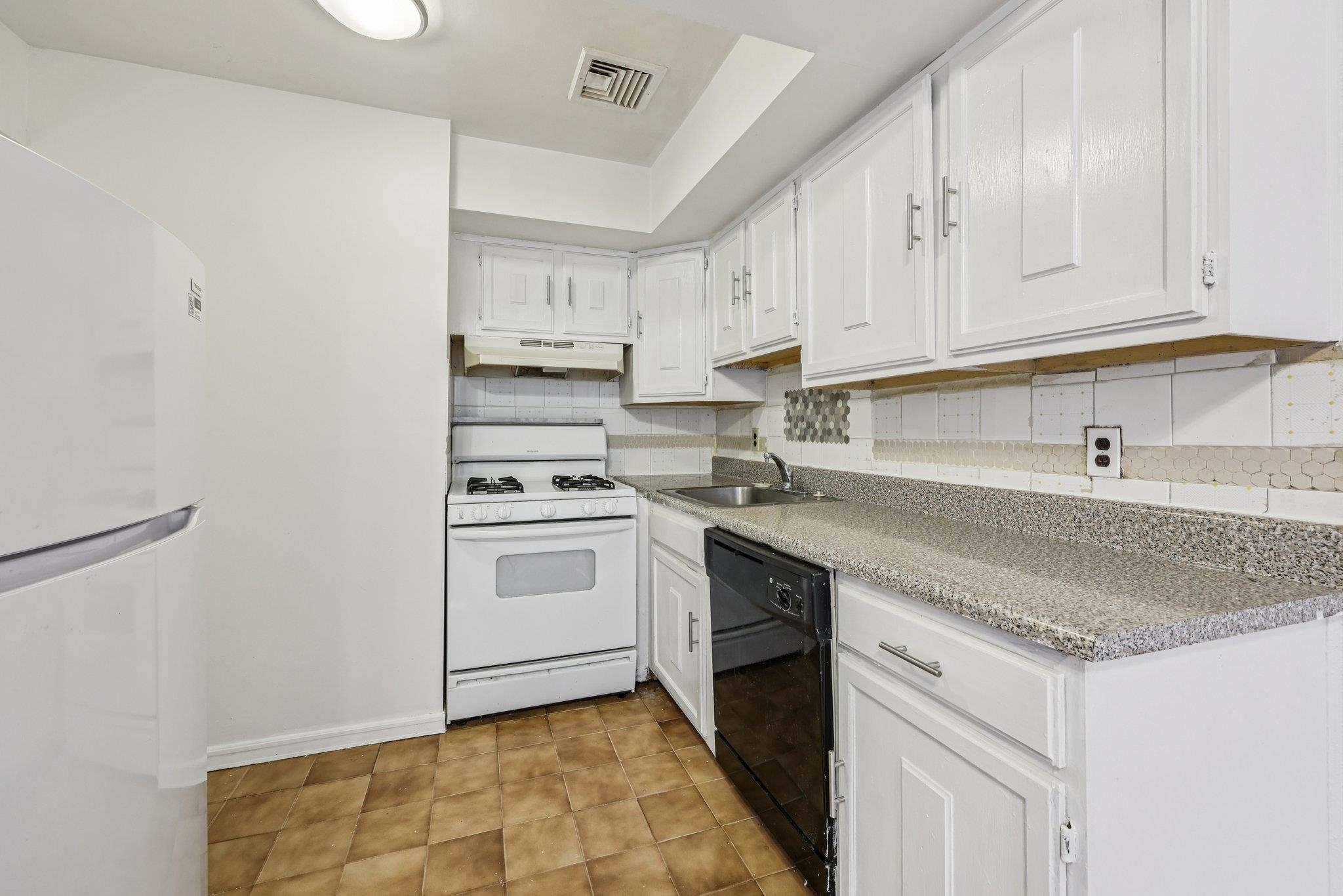 492 PAVONIA AVE Unit: Apt 3