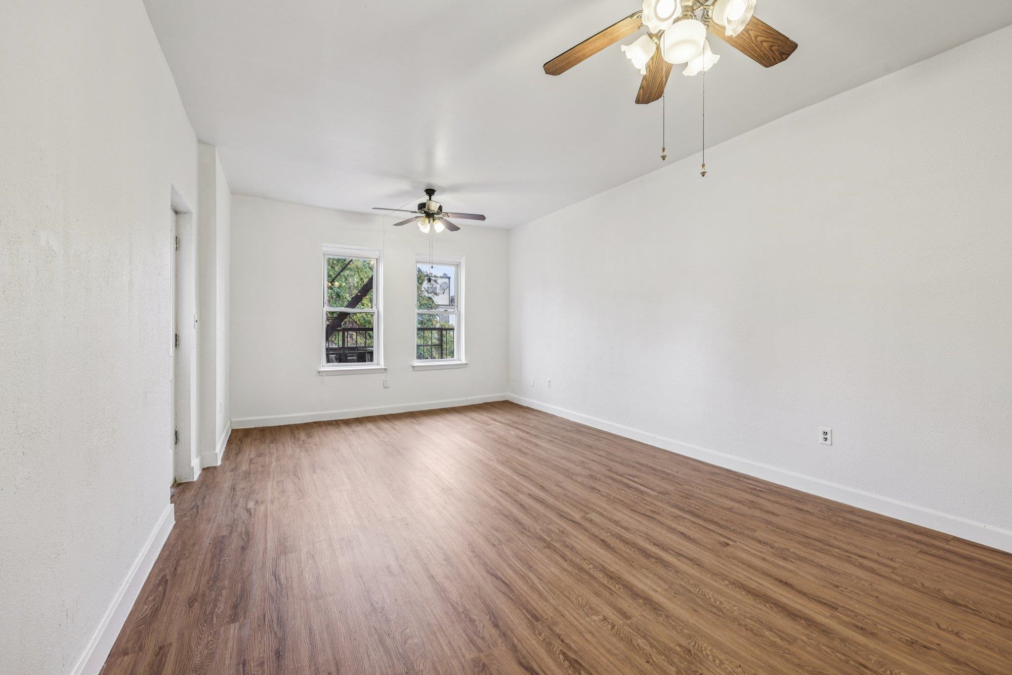 492 PAVONIA AVE Unit: Apt 3