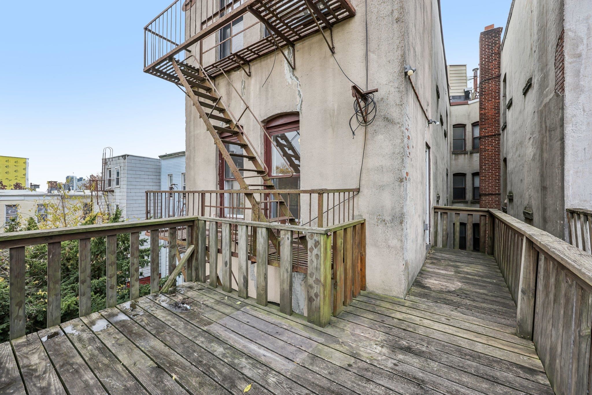 492 PAVONIA AVE Unit: Apt 3