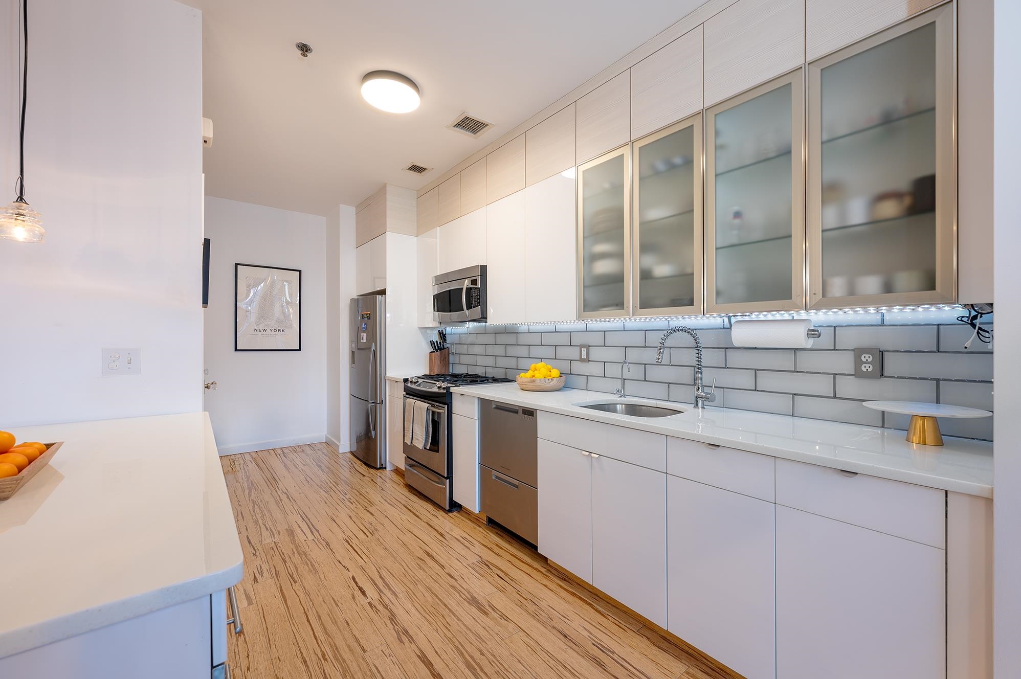232 PAVONIA AVE Unit: 323