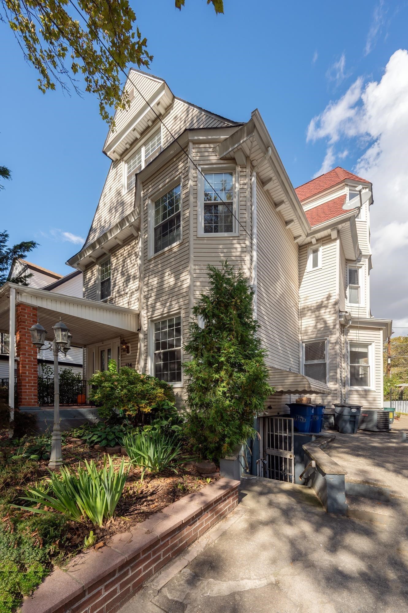 124 BENTLEY AVE