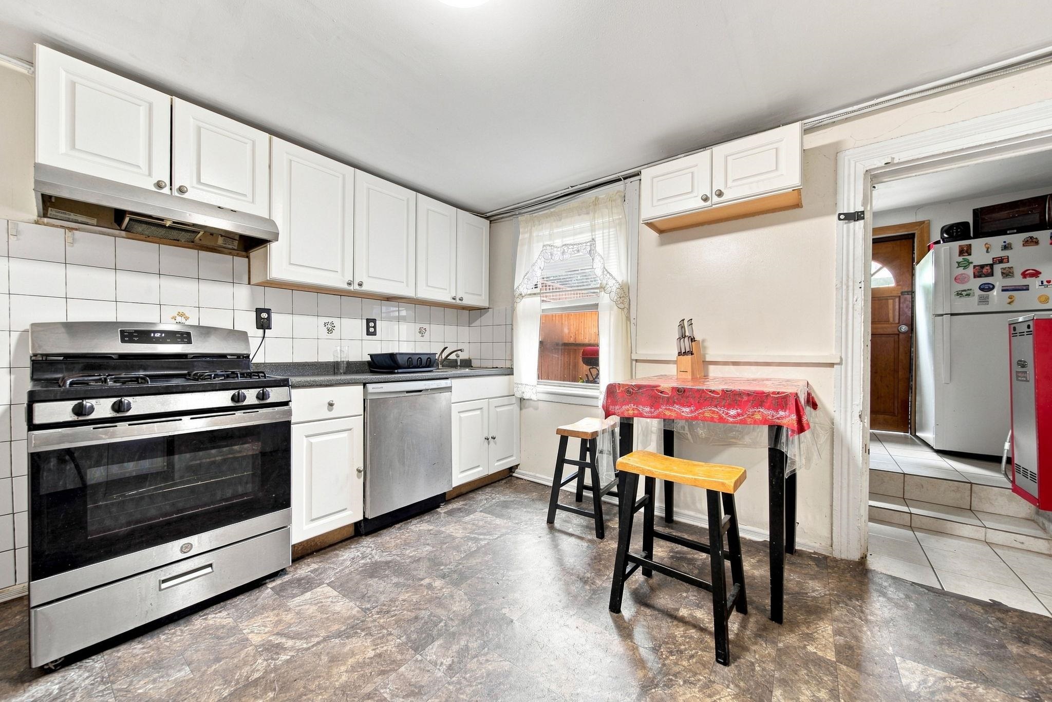 495.5 MONMOUTH ST