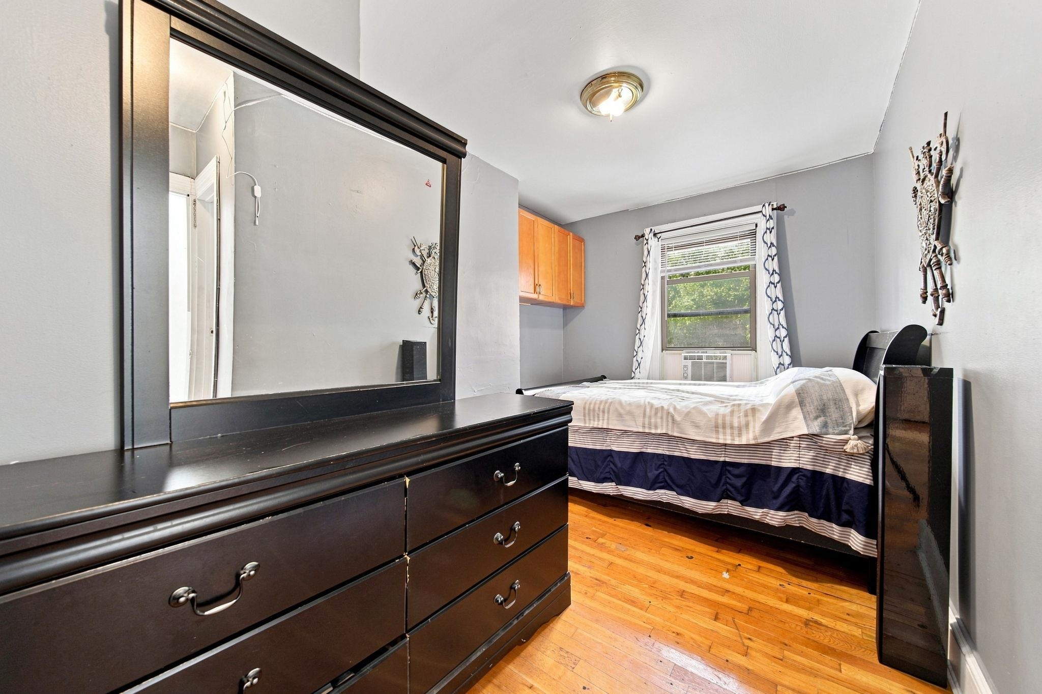 495.5 MONMOUTH ST