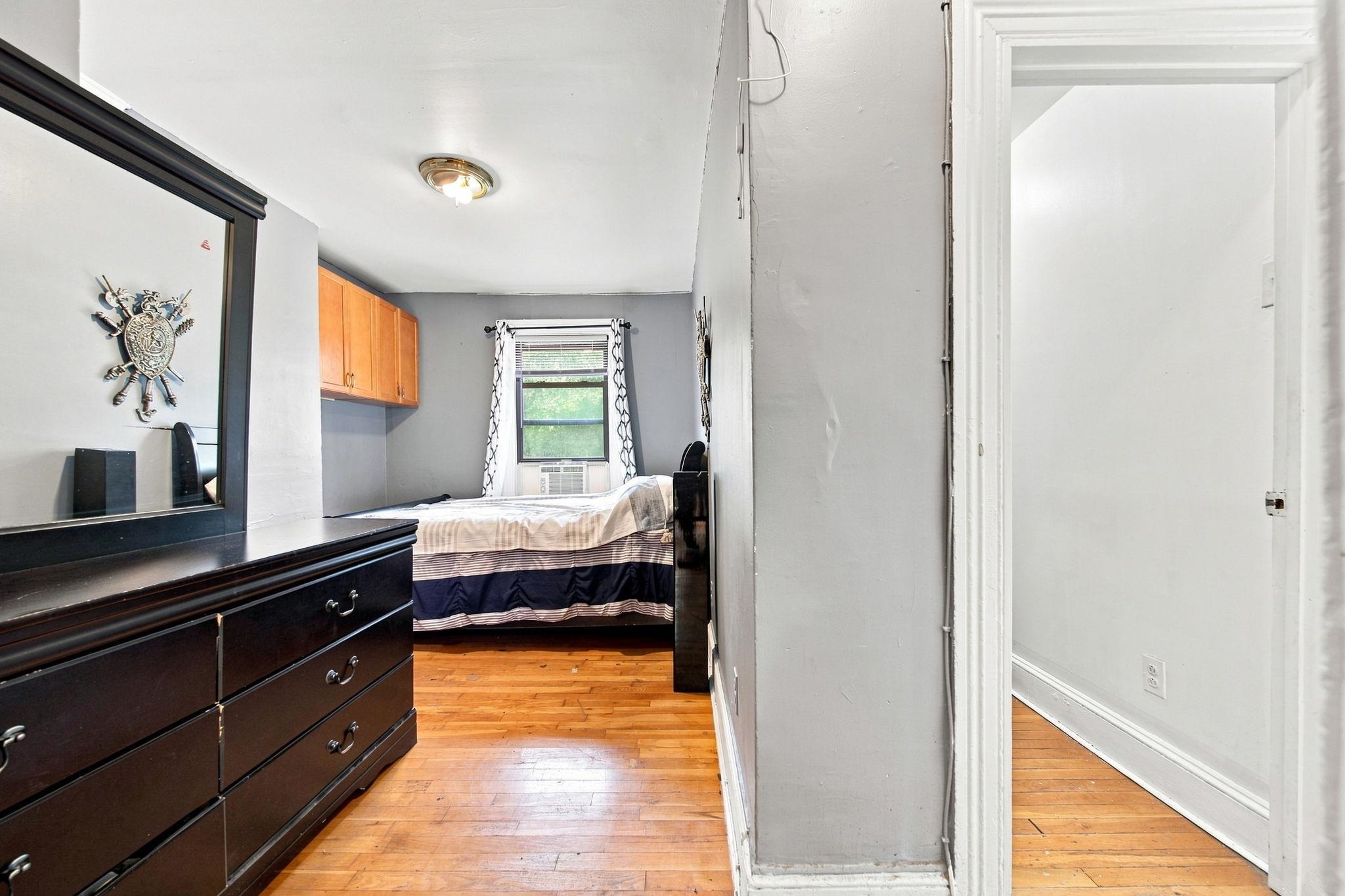 495.5 MONMOUTH ST