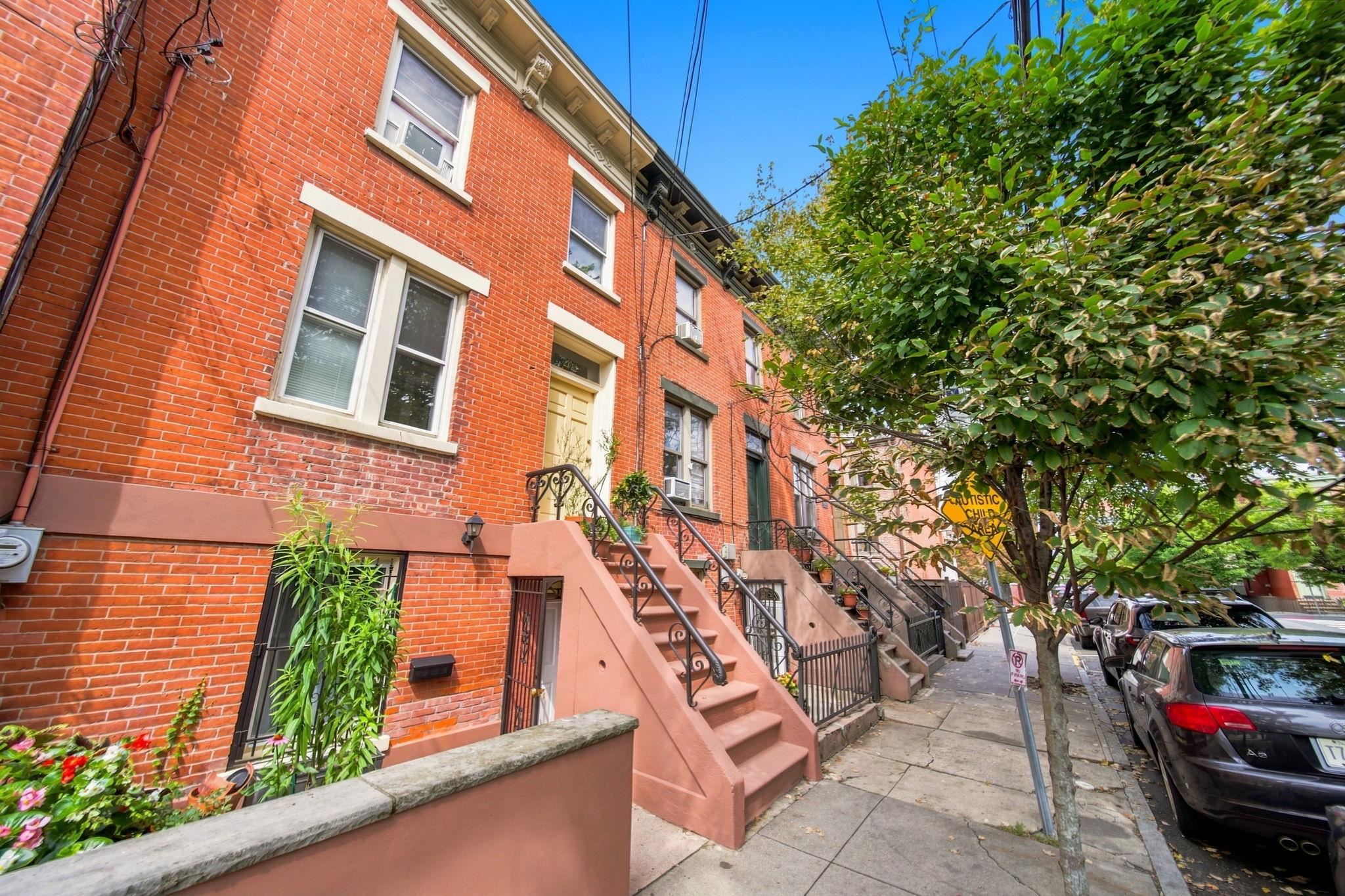 495.5 MONMOUTH ST
