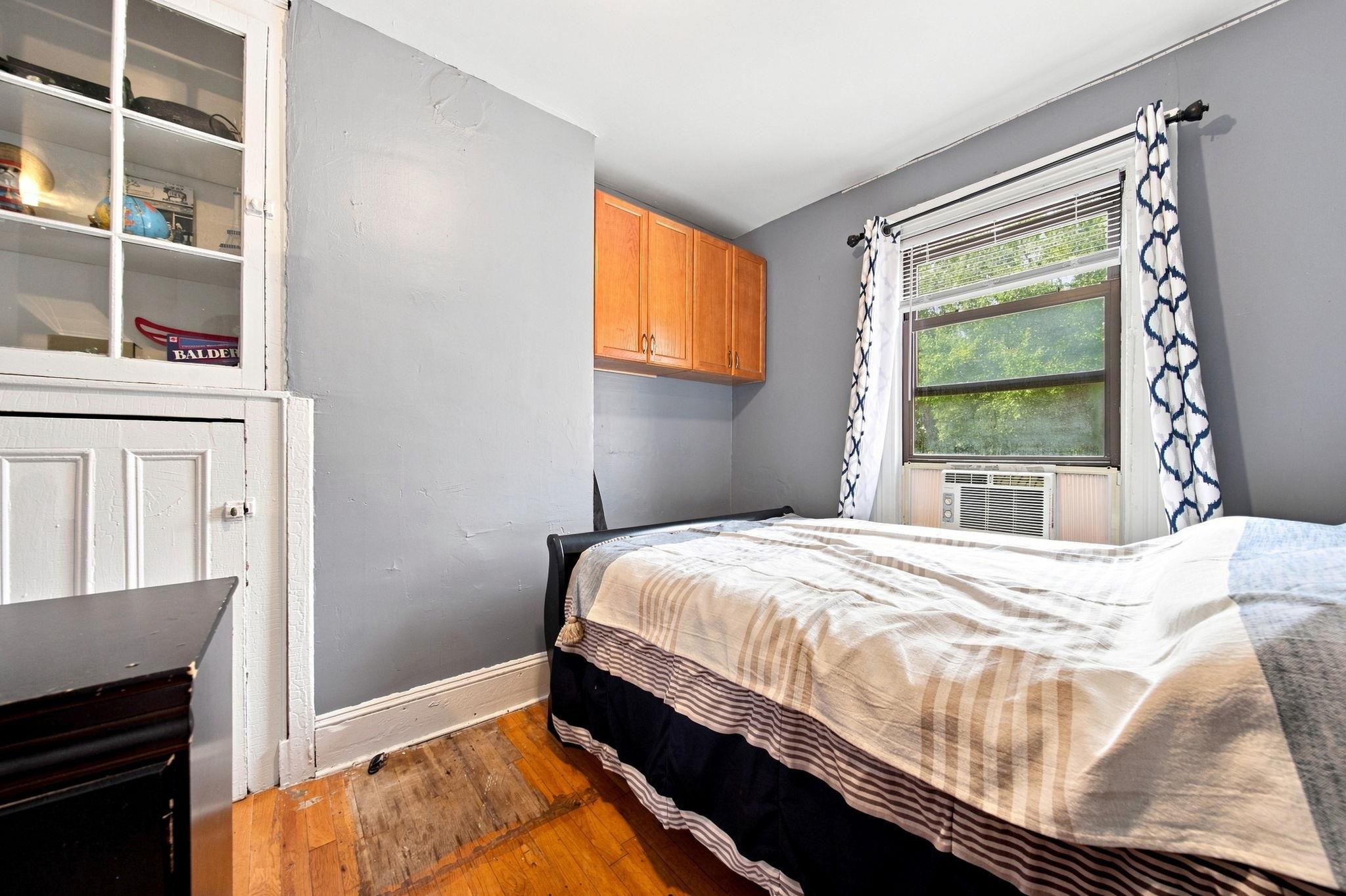495.5 MONMOUTH ST