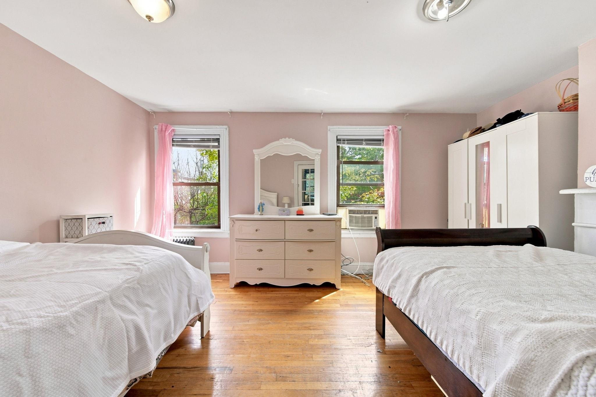 495.5 MONMOUTH ST