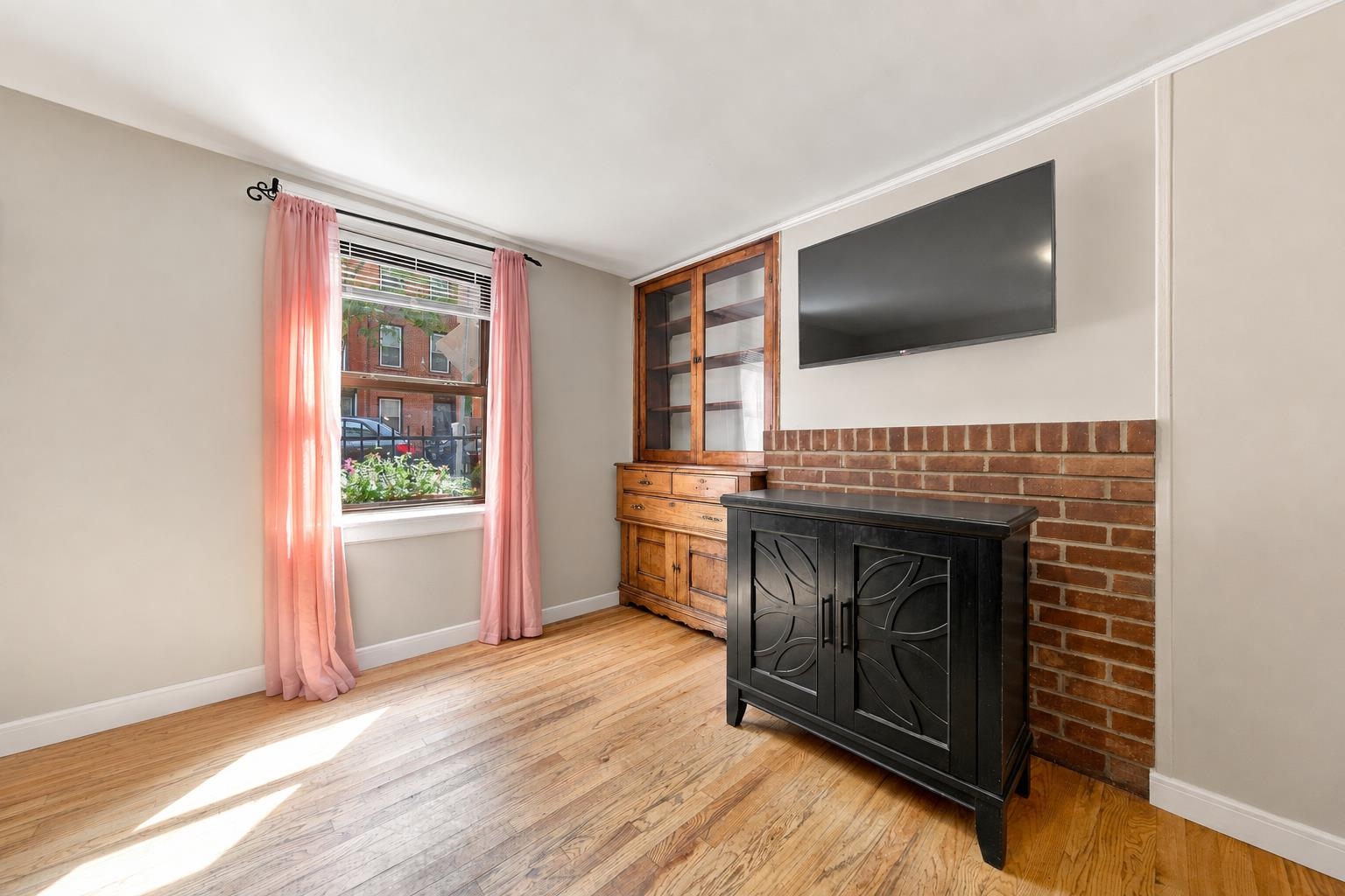 495.5 MONMOUTH ST