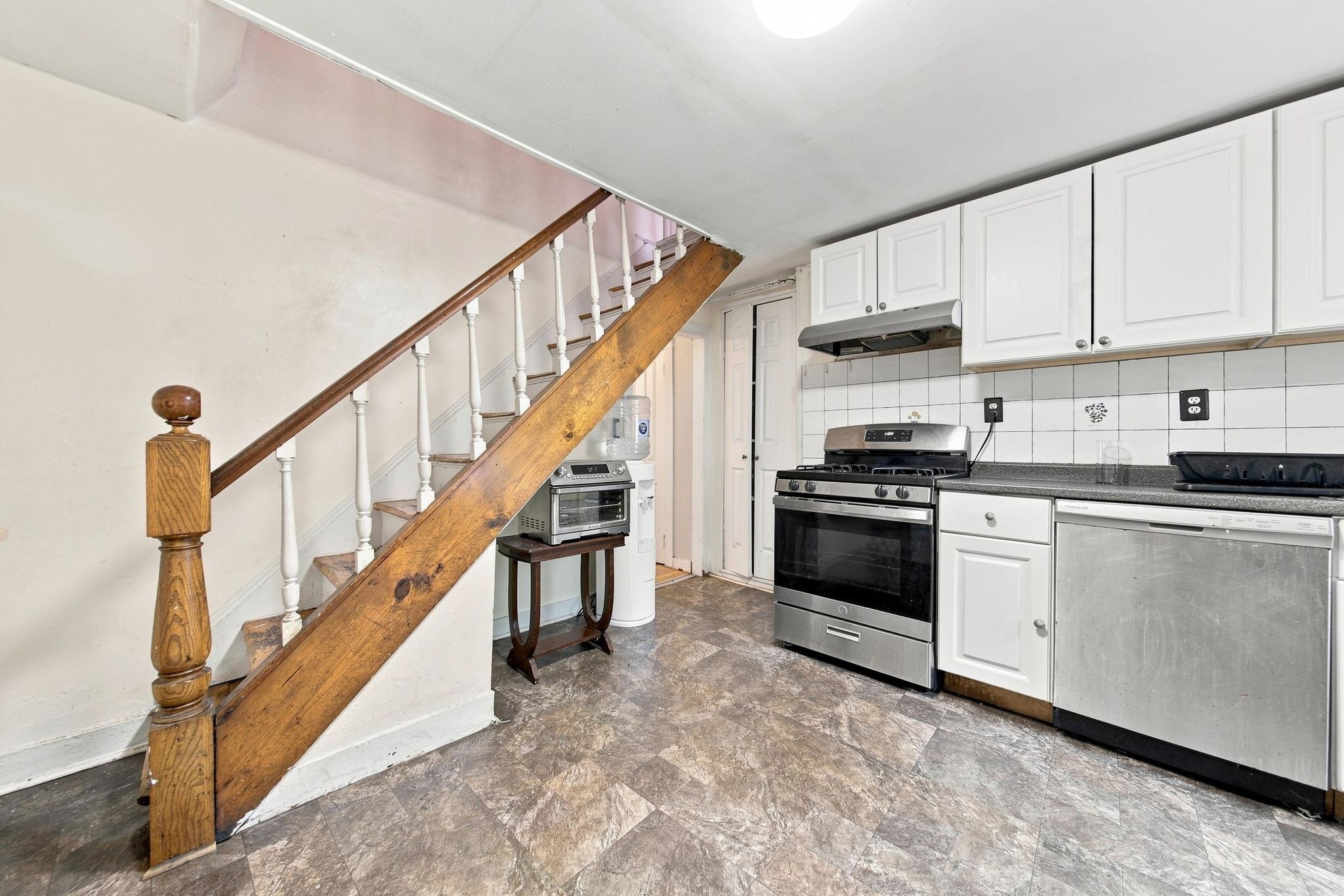 495.5 MONMOUTH ST