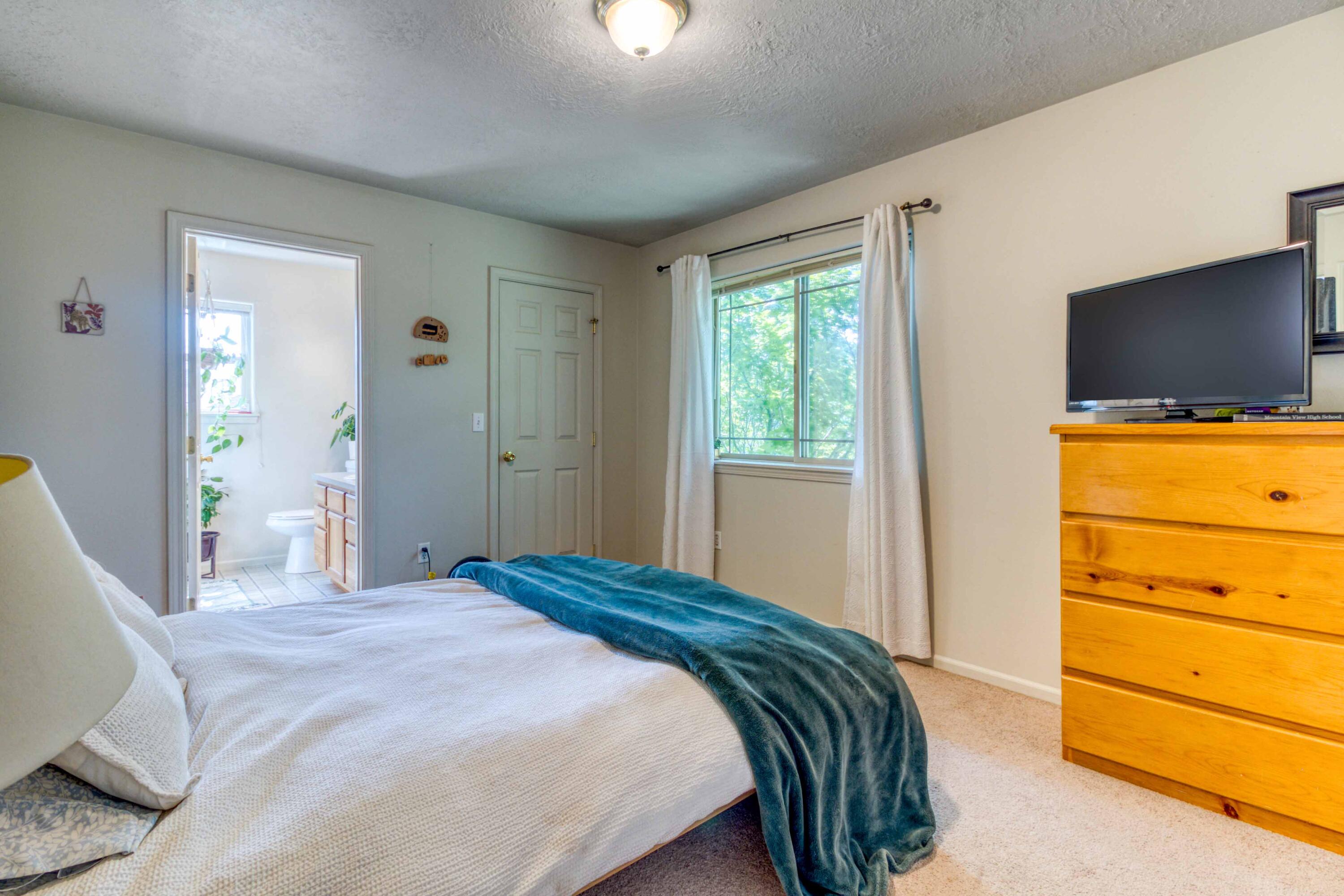 1359 NE Dawson Drive Unit: 1 & 2