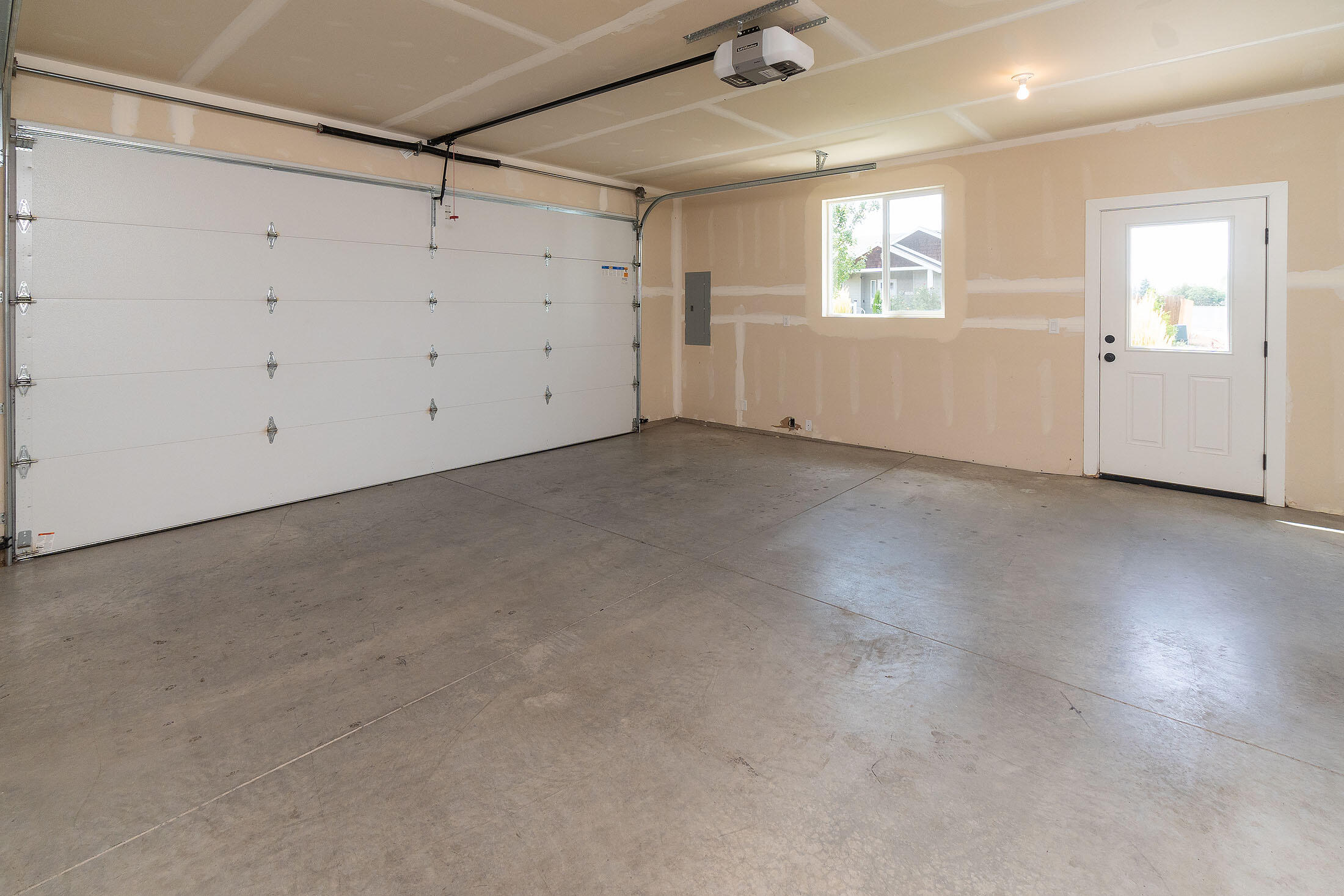 530 SW Sunrise Circle