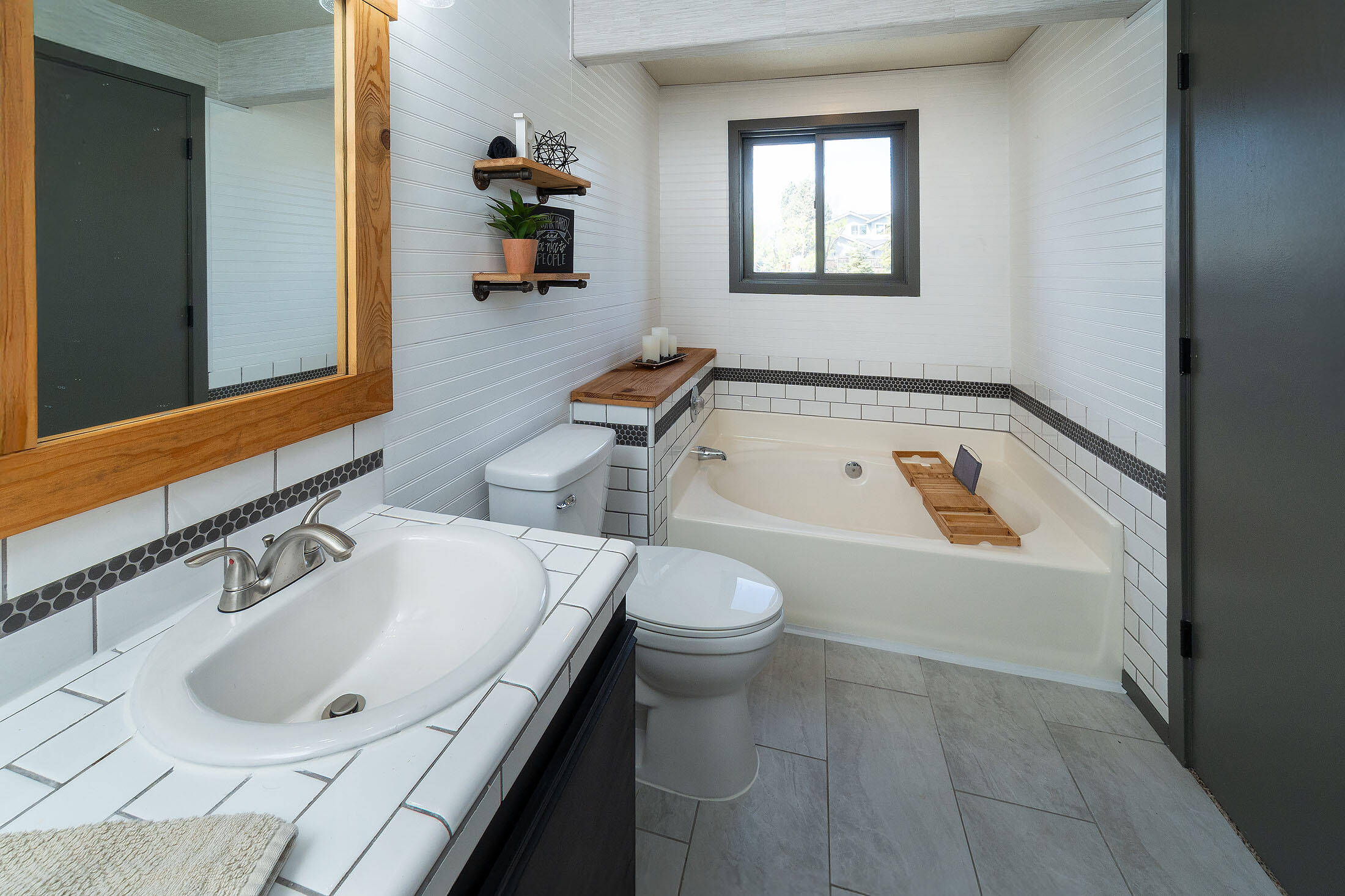 1050 NE Butler Market Road, APT 28