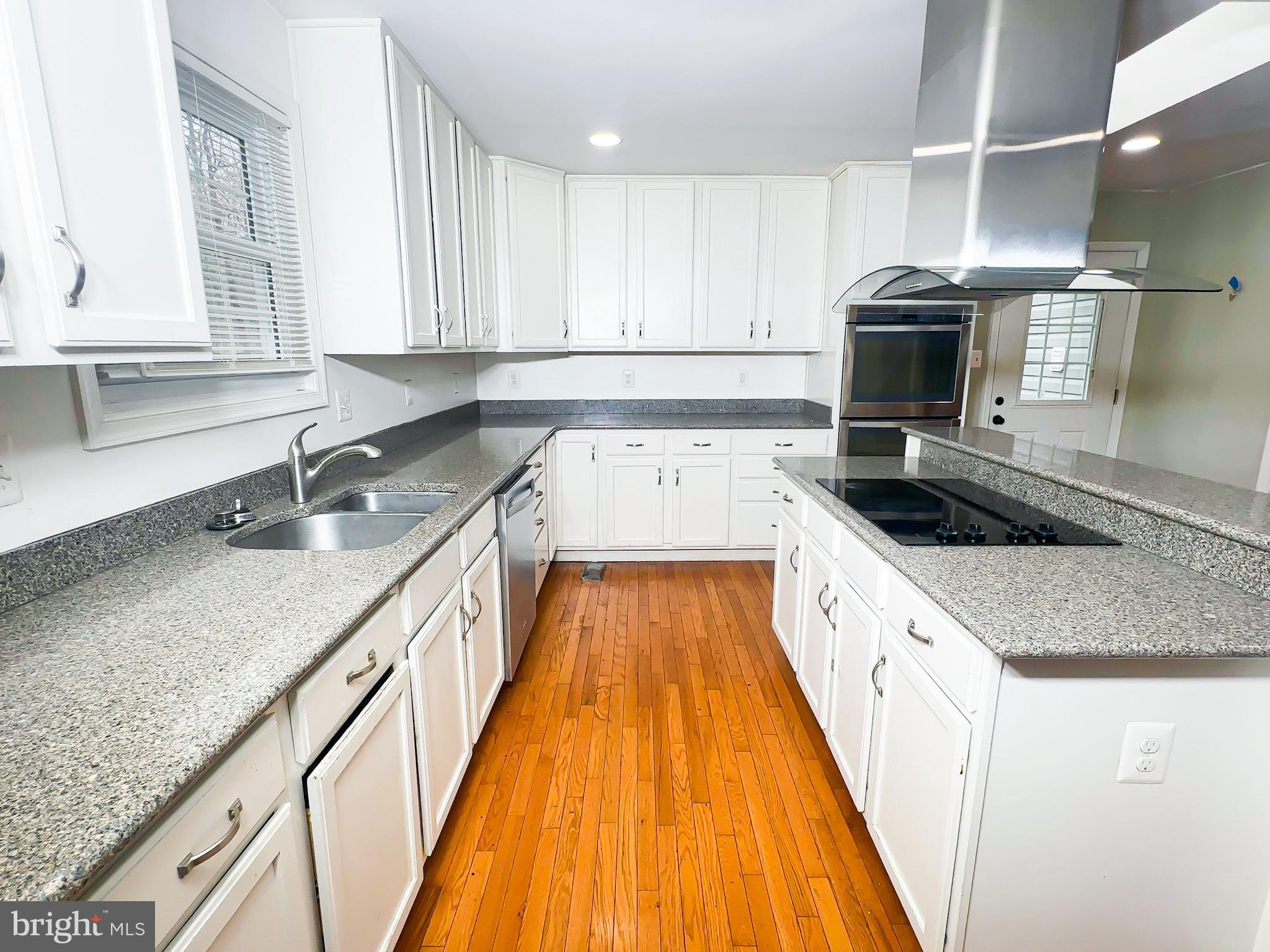 2204 HOLLY OAK COURT