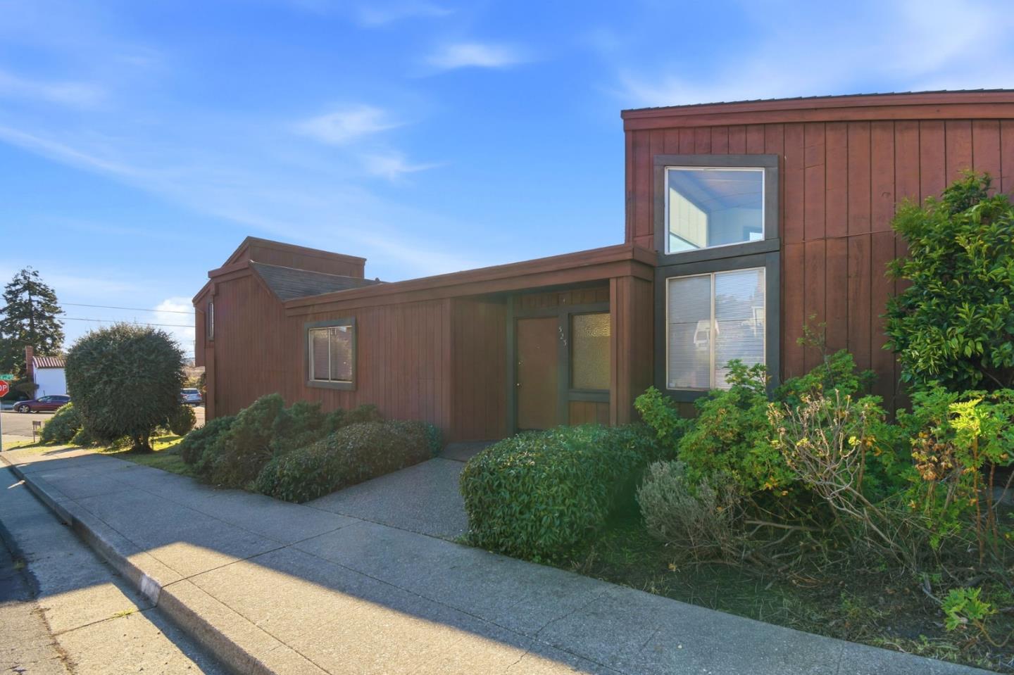 323 Humboldt Street