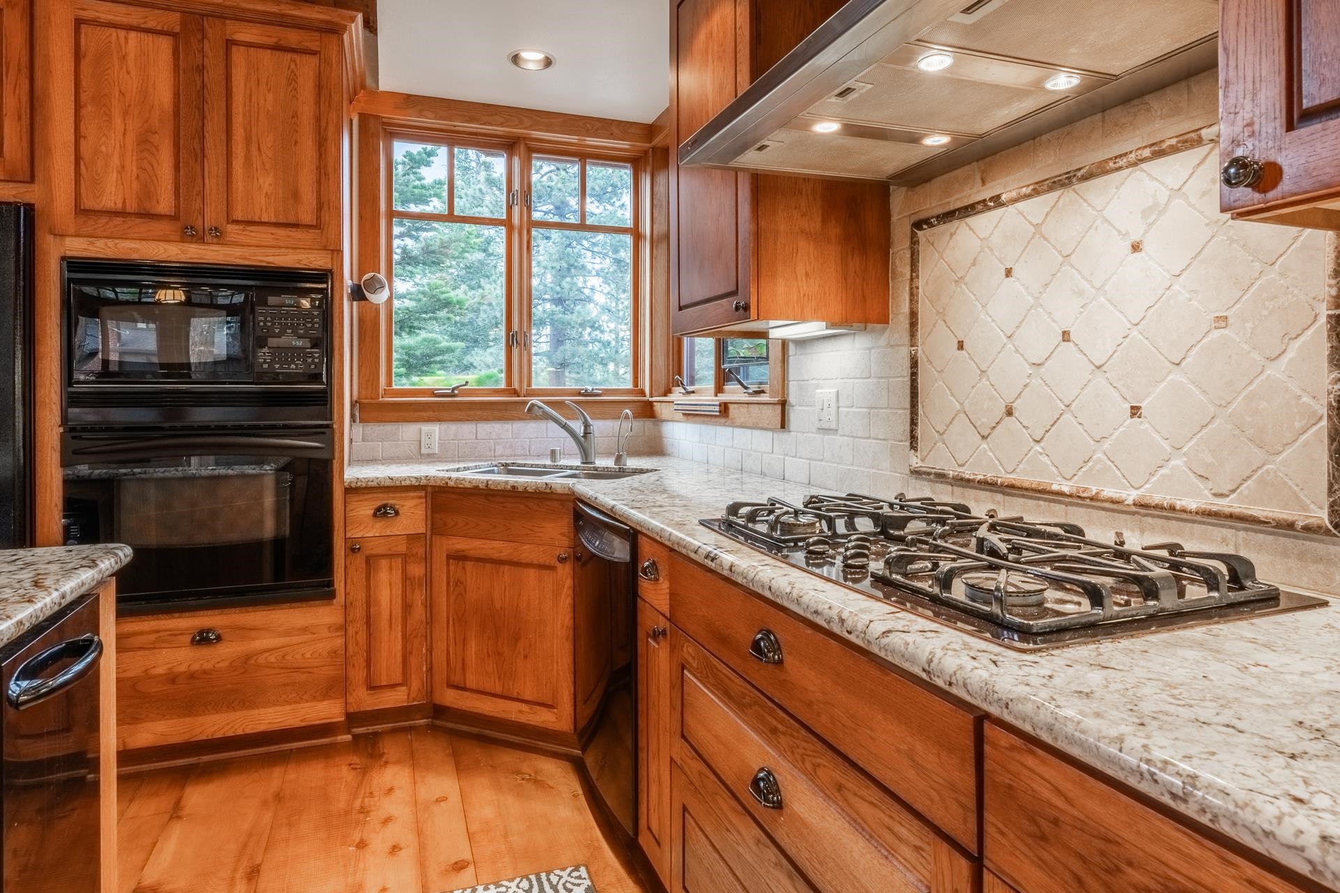 2507 Old Mammoth Road