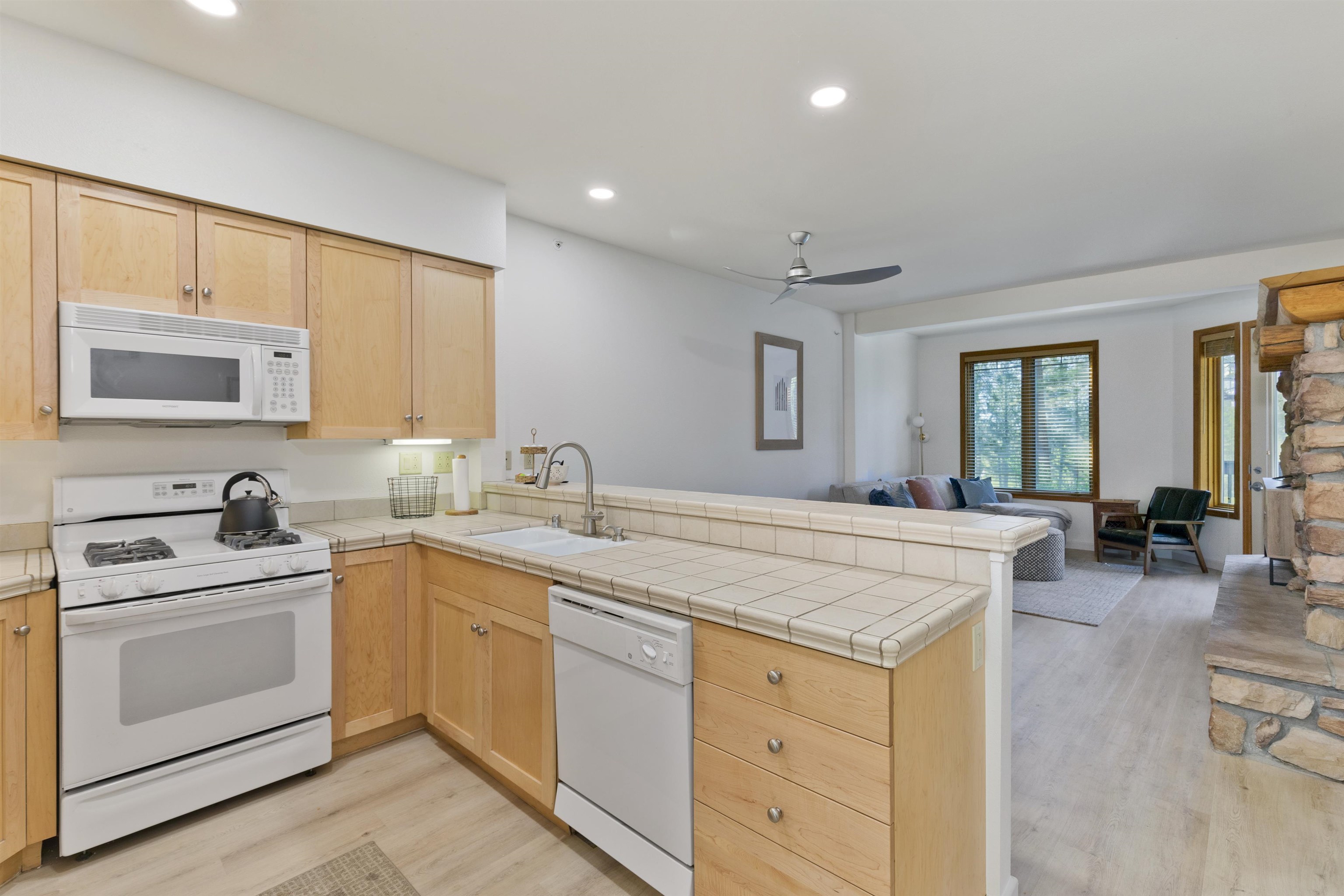 1500 Lodestar #104 Drive Unit: Mammoth Green #104