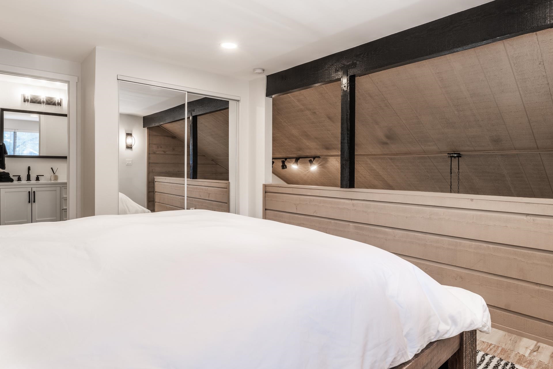 2289 Sierra Nevada Rd F-16