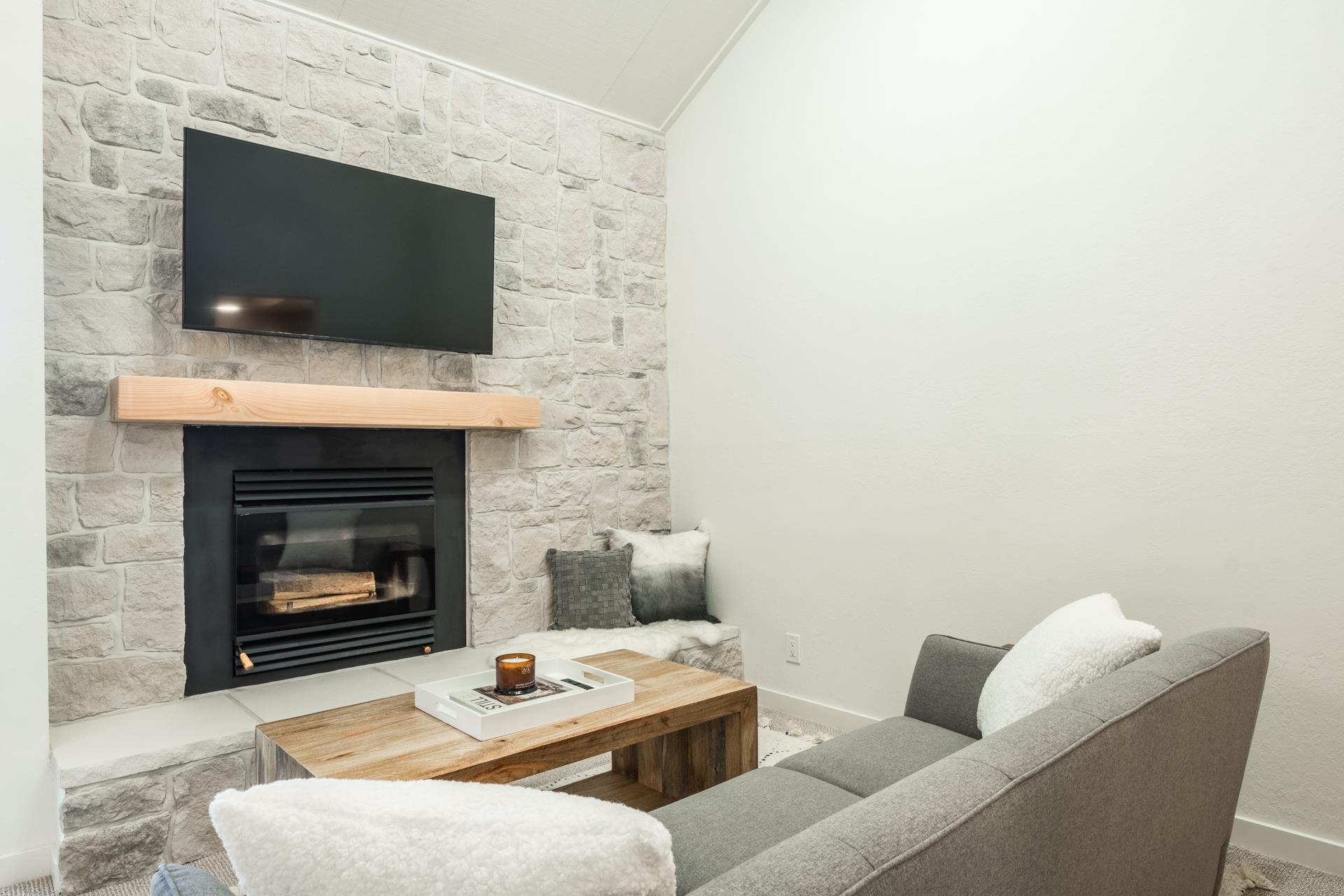 2289 Sierra Nevada Rd F-15