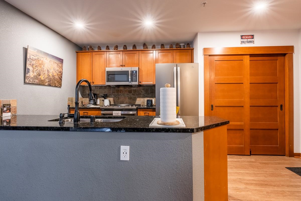 100 Canyon Blvd #3128
