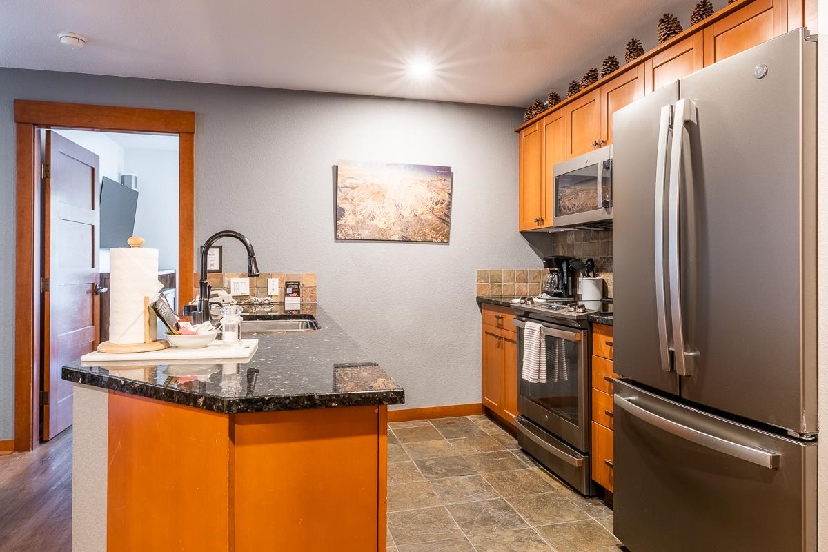 100 Canyon Blvd #3128