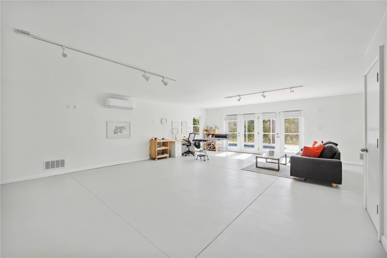 2458 WHIPPOORWILL CIR