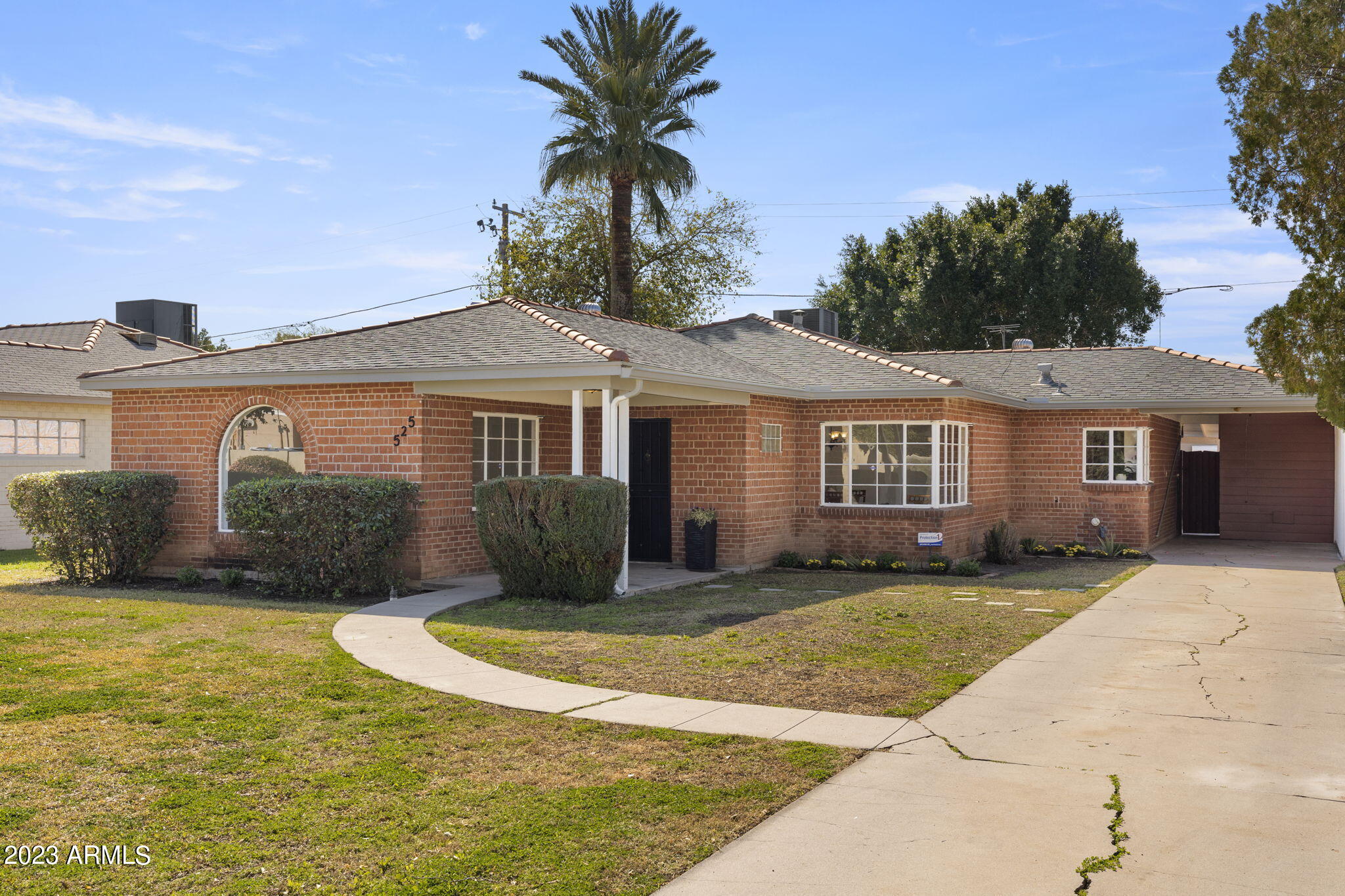 525 W EDGEMONT Avenue