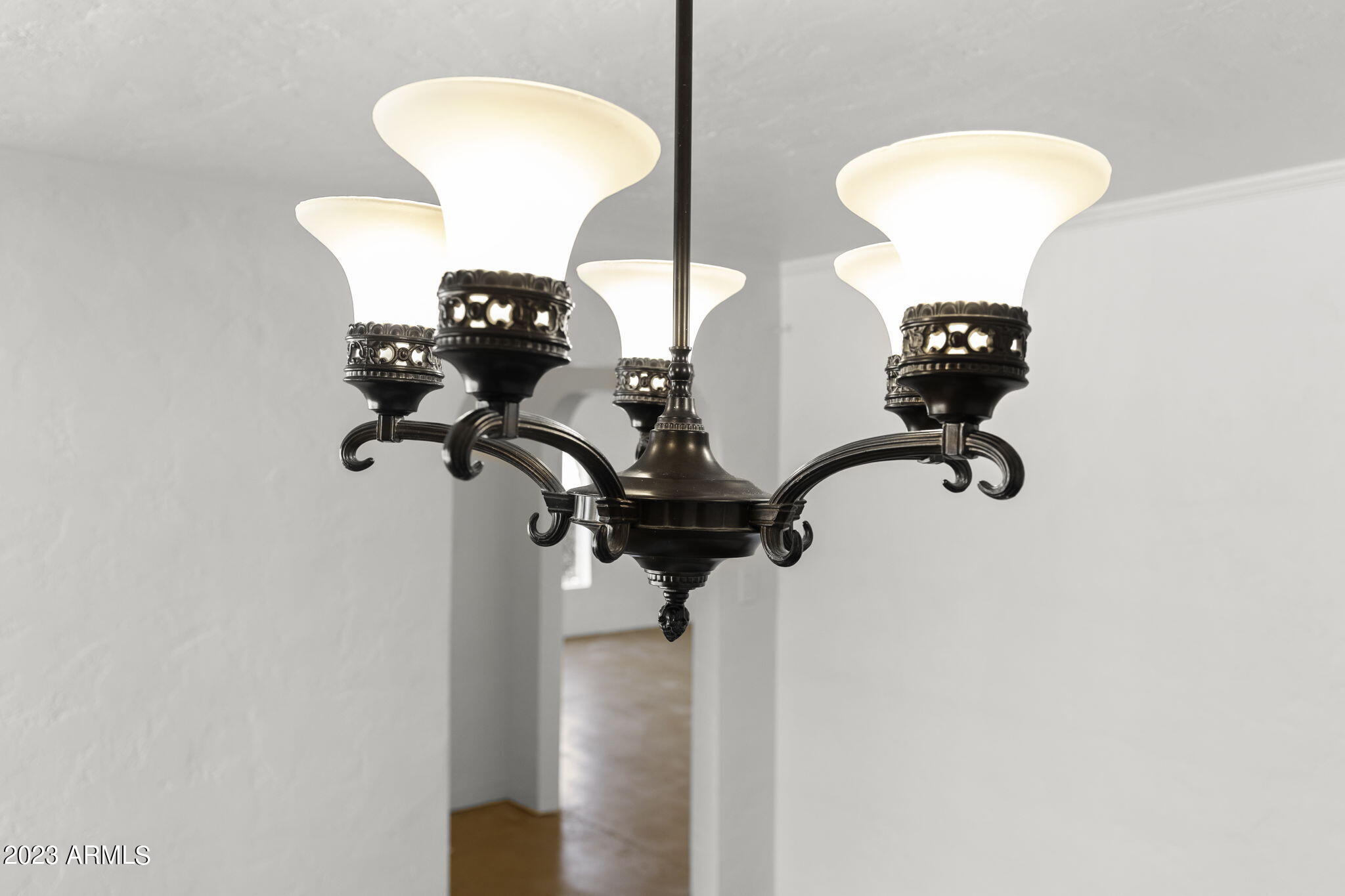 525 W EDGEMONT Avenue