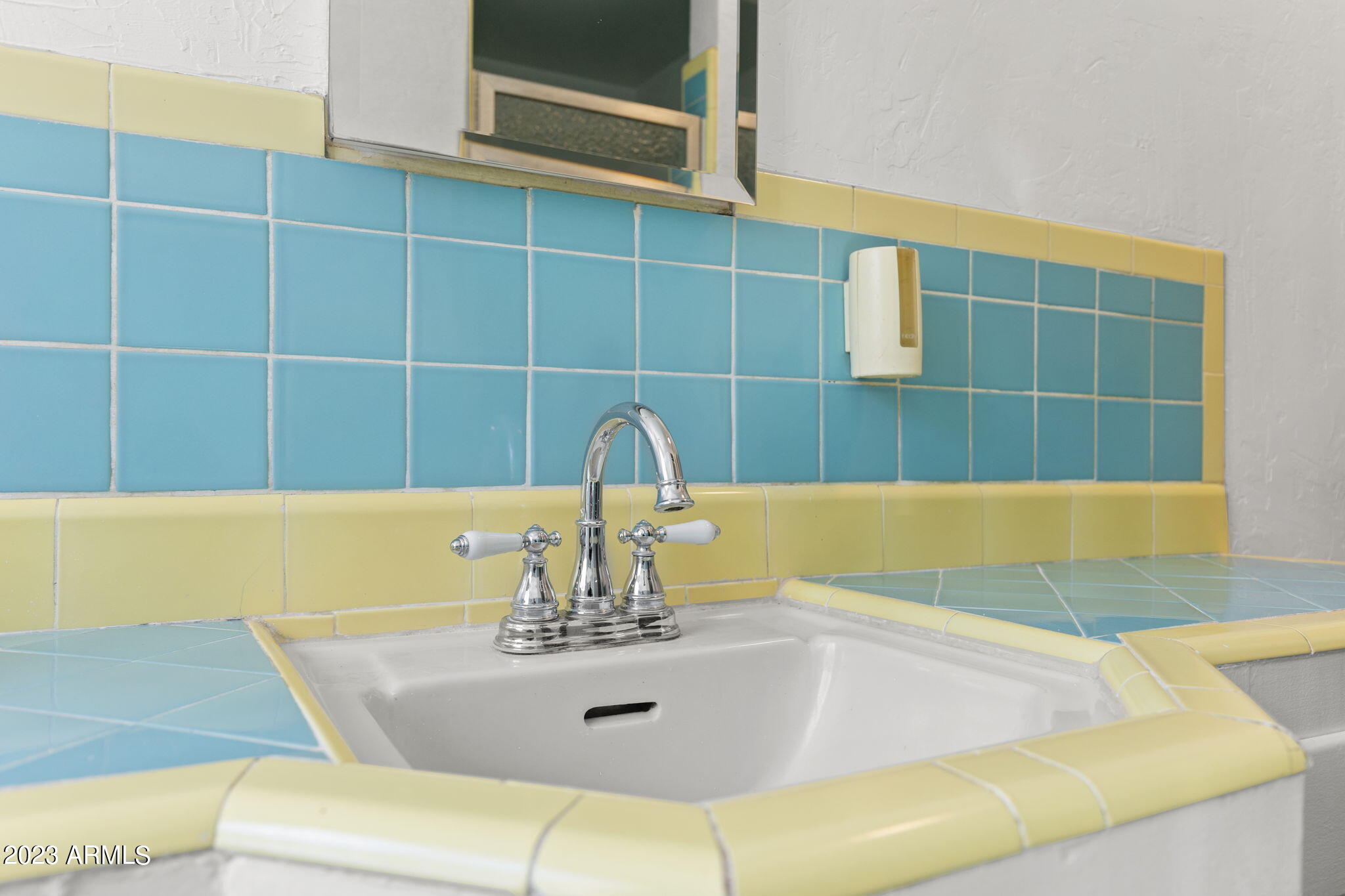 525 W EDGEMONT Avenue