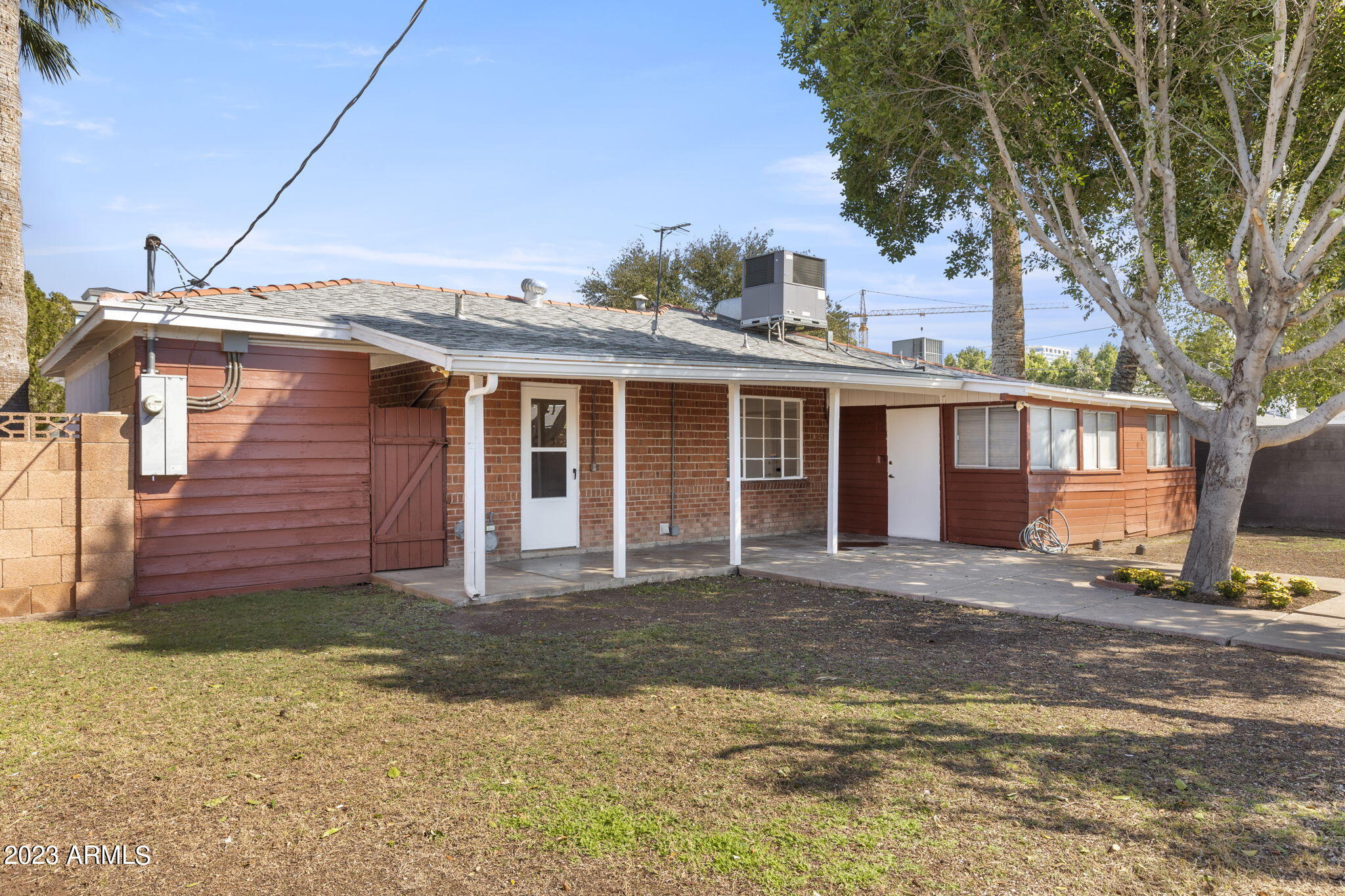 525 W EDGEMONT Avenue