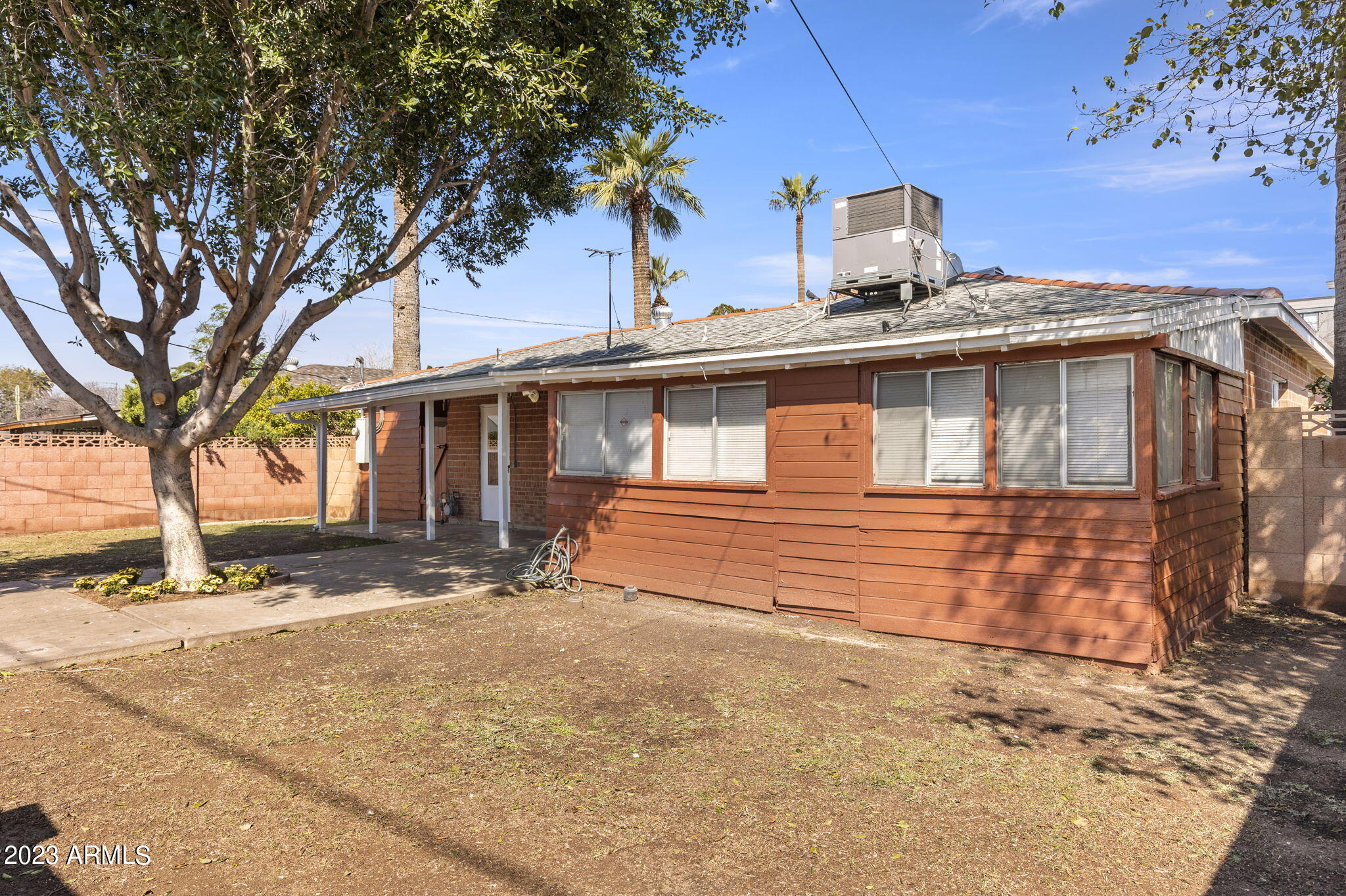 525 W EDGEMONT Avenue