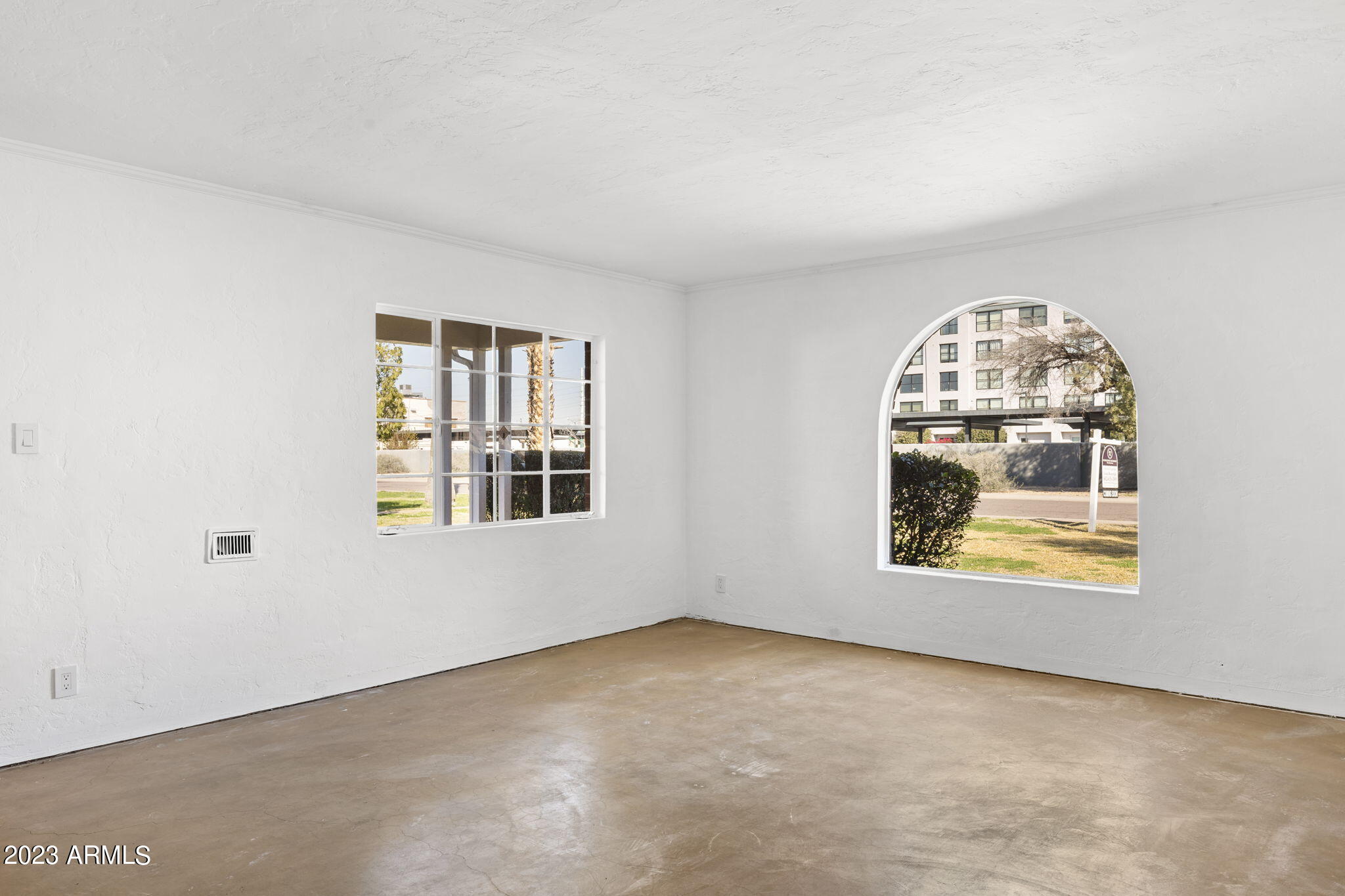 525 W EDGEMONT Avenue