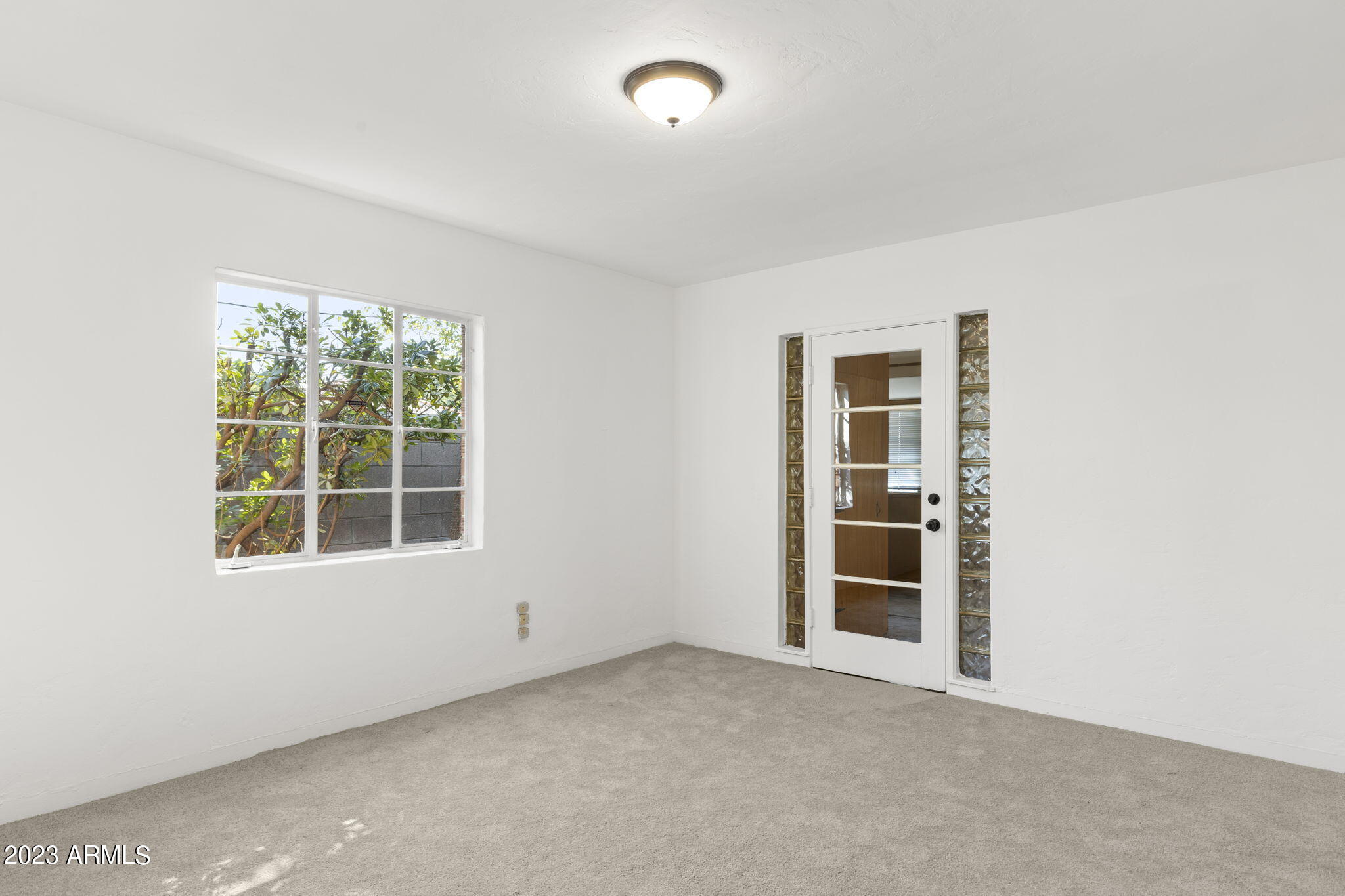 525 W EDGEMONT Avenue