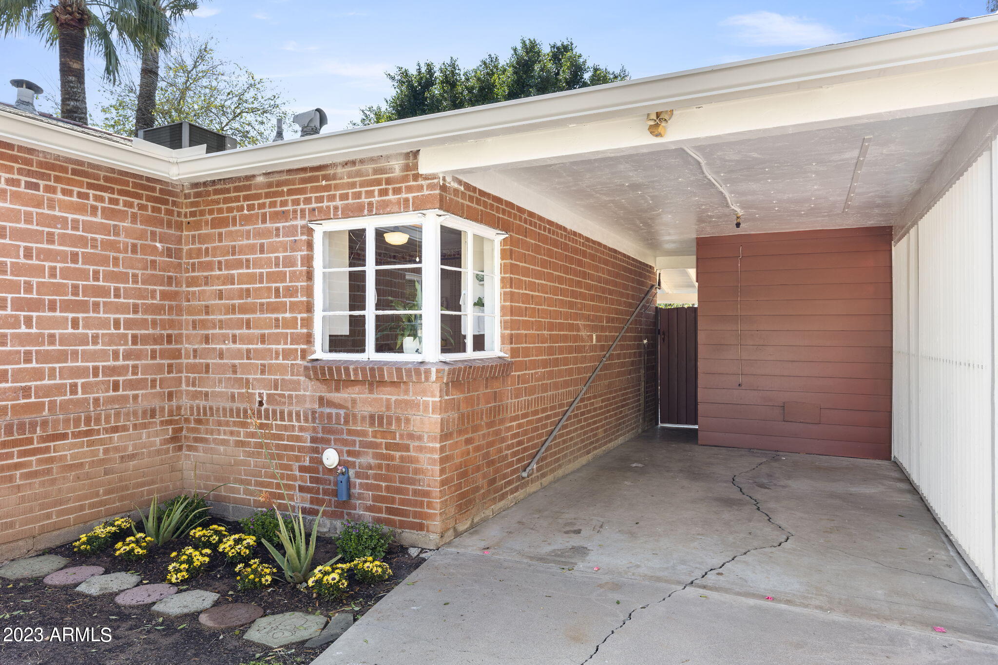 525 W EDGEMONT Avenue