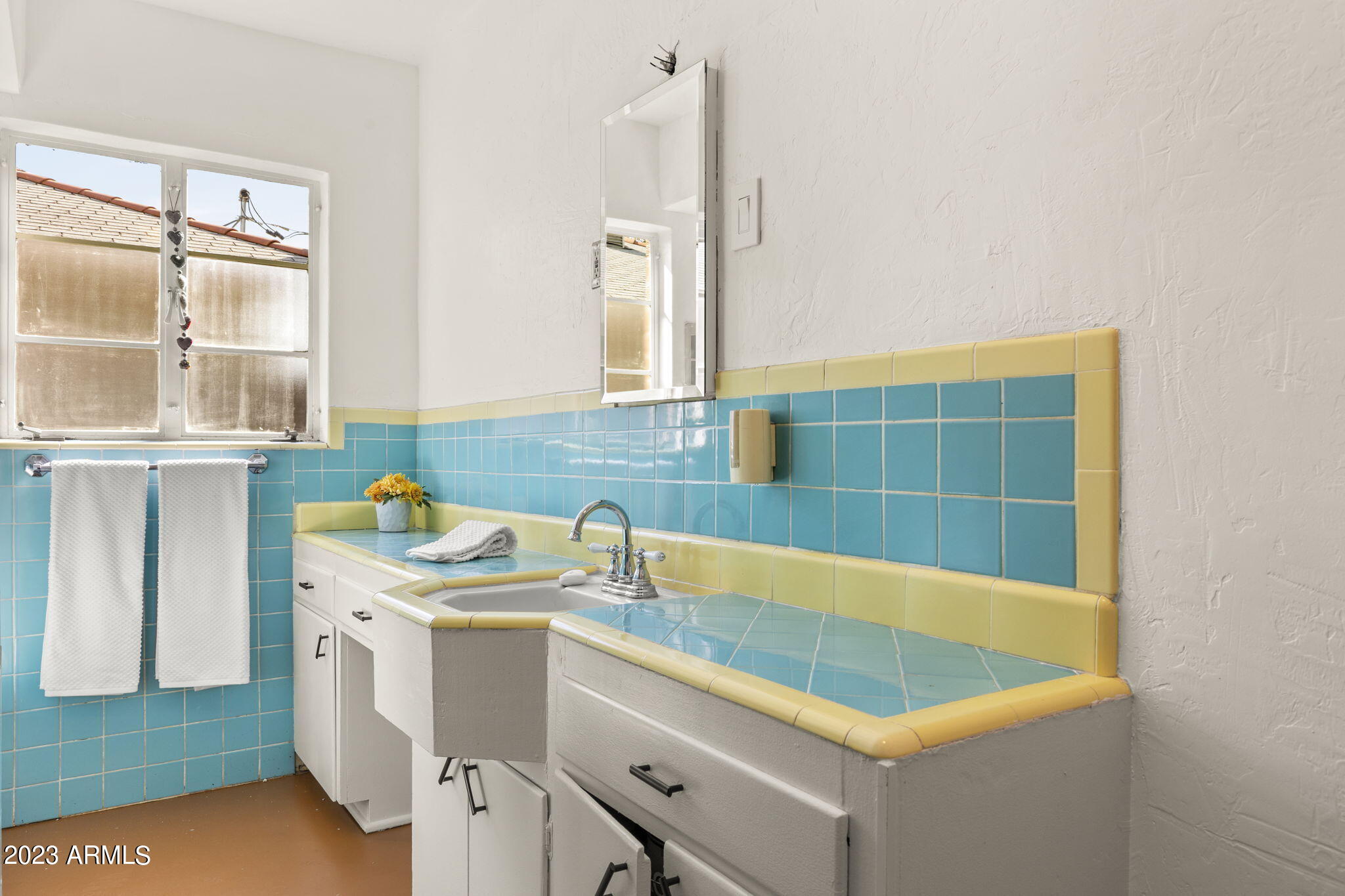 525 W EDGEMONT Avenue