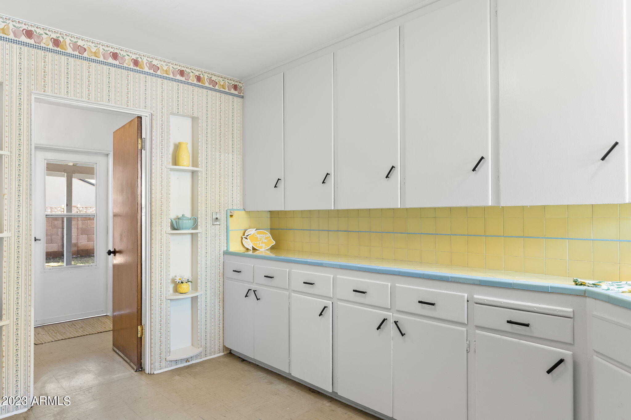 525 W EDGEMONT Avenue