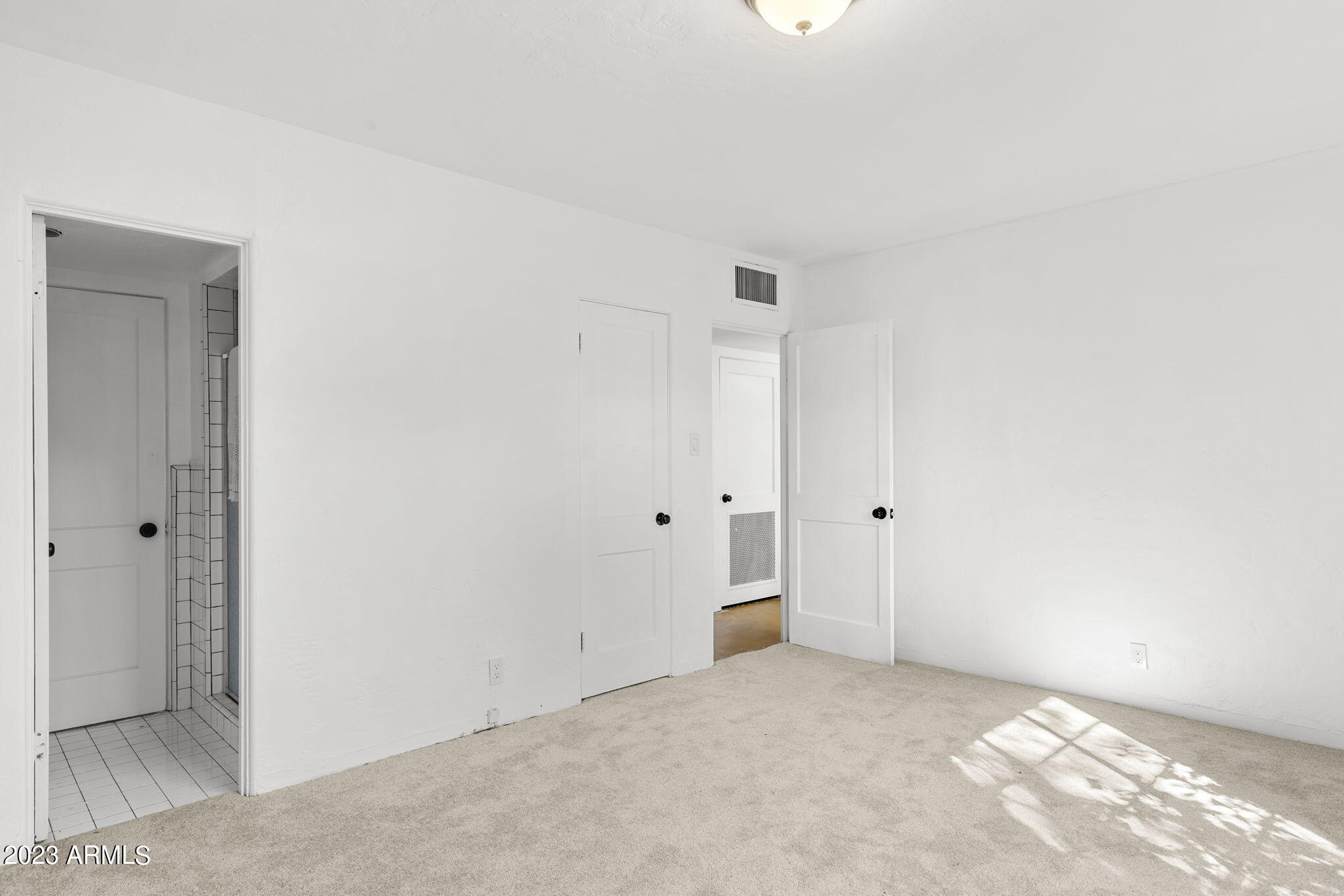 525 W EDGEMONT Avenue