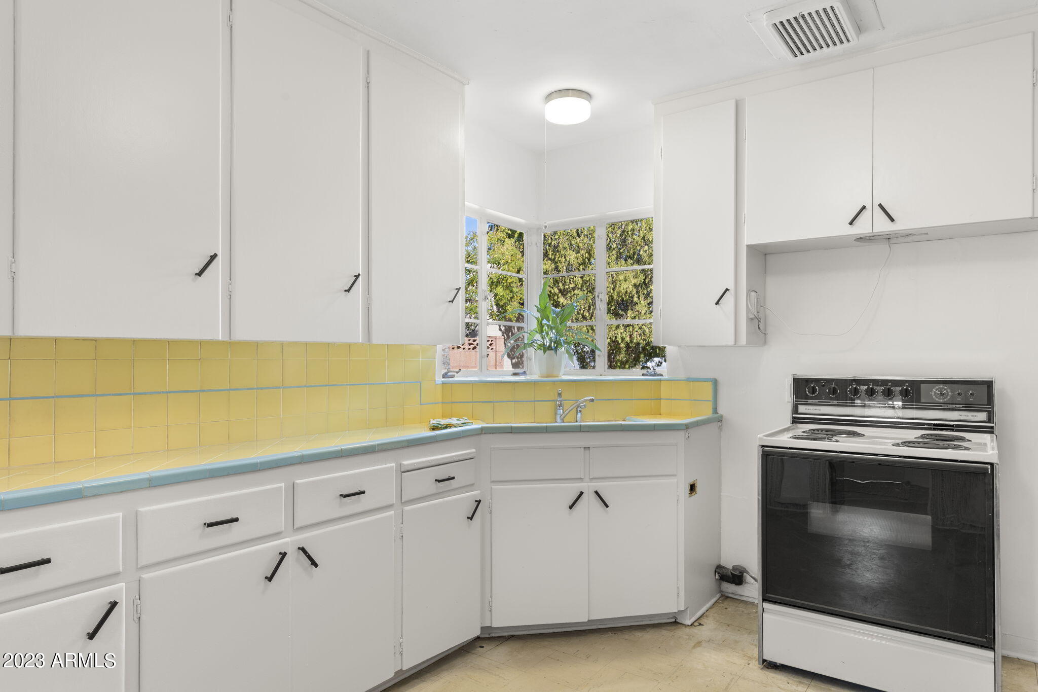 525 W EDGEMONT Avenue