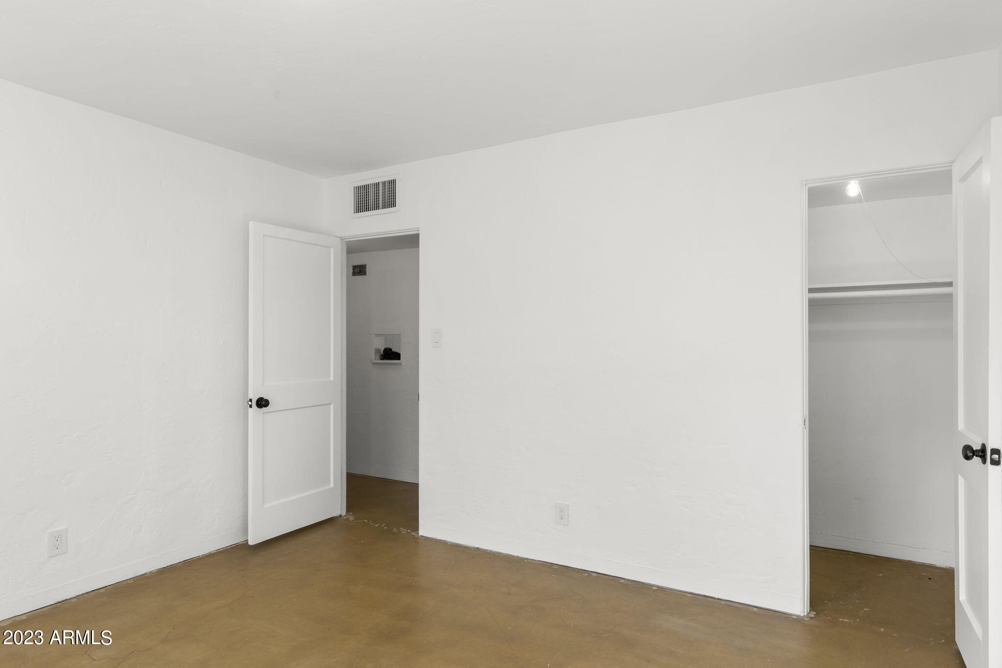 525 W EDGEMONT Avenue