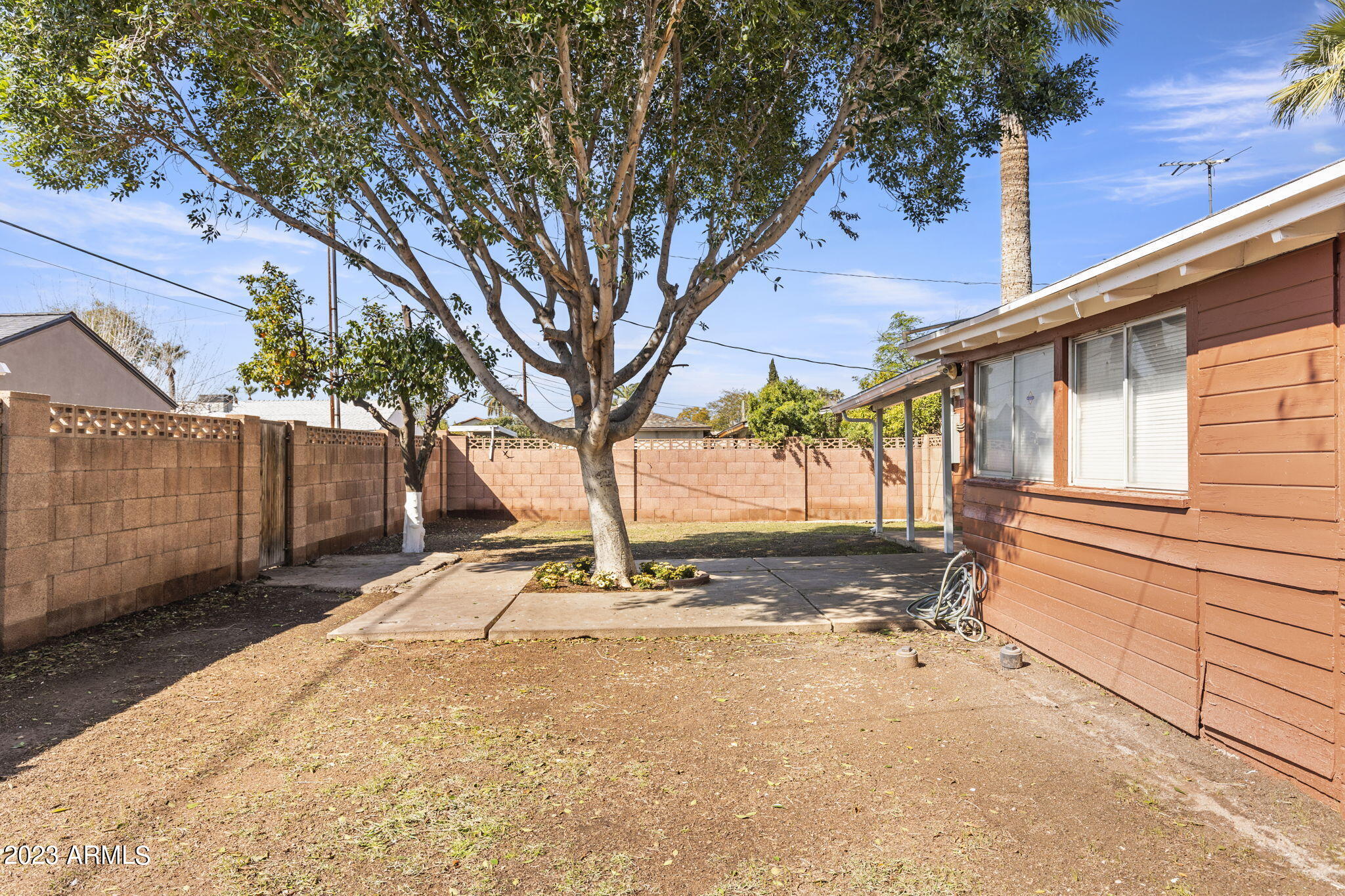 525 W EDGEMONT Avenue