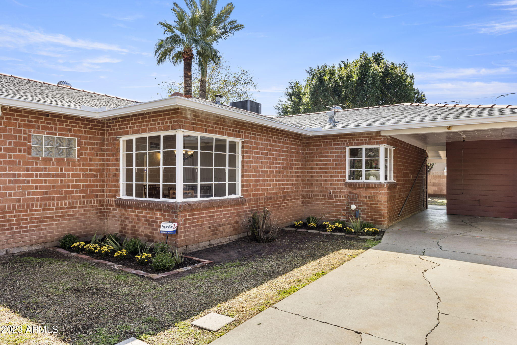 525 W EDGEMONT Avenue