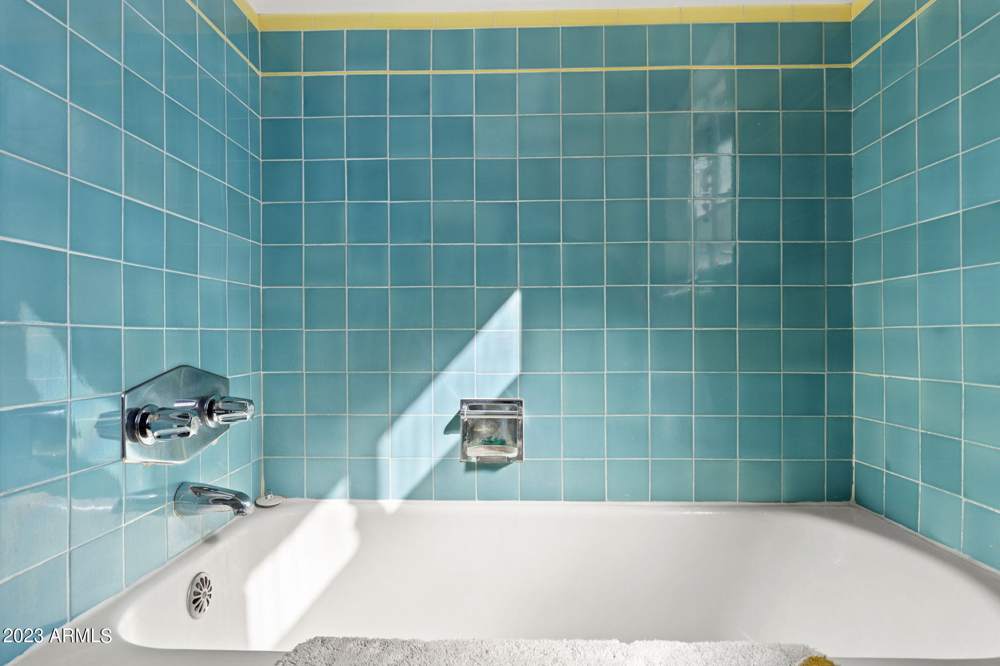 525 W EDGEMONT Avenue