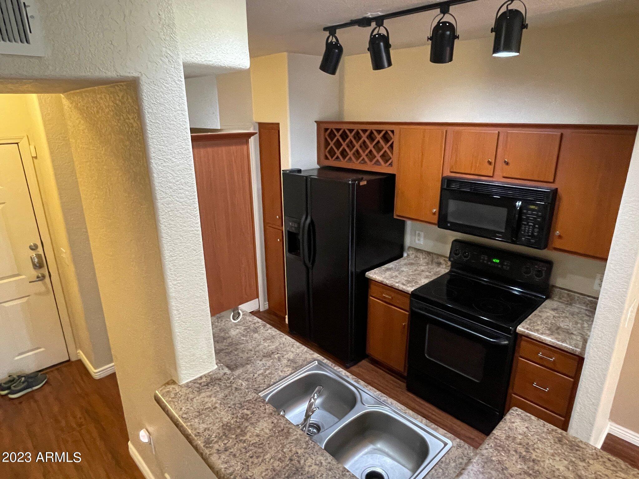 9820 N CENTRAL Avenue, 103