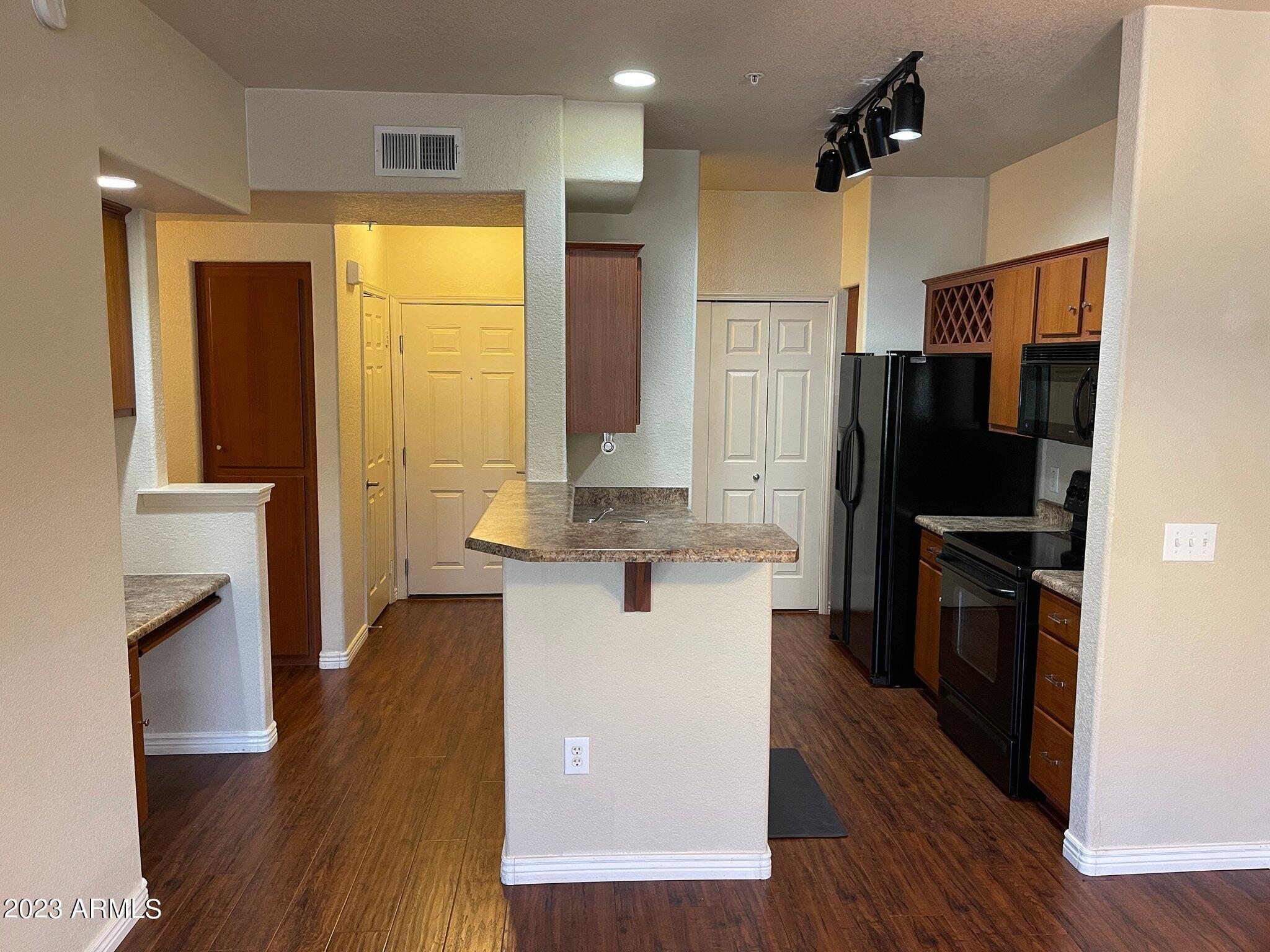 9820 N CENTRAL Avenue, 103