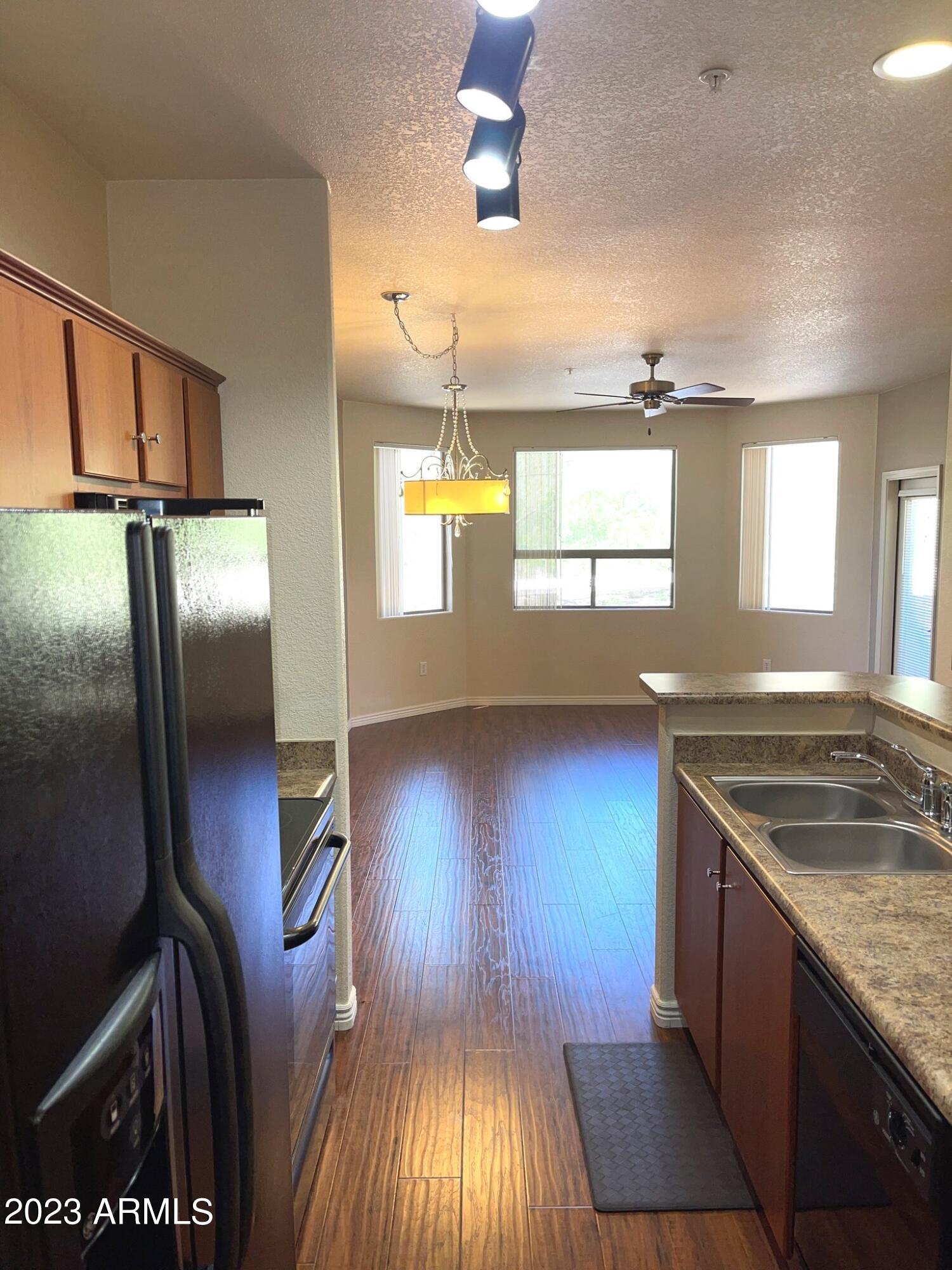 9820 N CENTRAL Avenue, 103