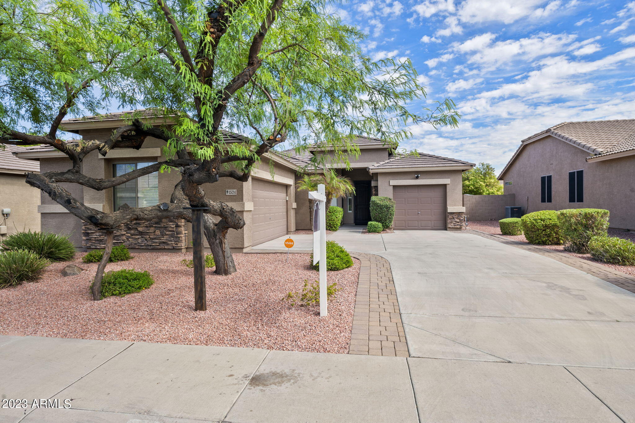 1524 E CONSTANCE Way